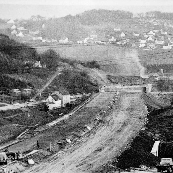 Das historische Schwarz-weiß-Foto zeigt den Bau der A4 bei Untereschbach im Jahr 1971. In der Mitte: die Autobahnbrücke, die heute so marode ist, dass sie nun abgebrochen und neu errichtet werden muss. Im Hintergrund: Neichen-Nallingen.