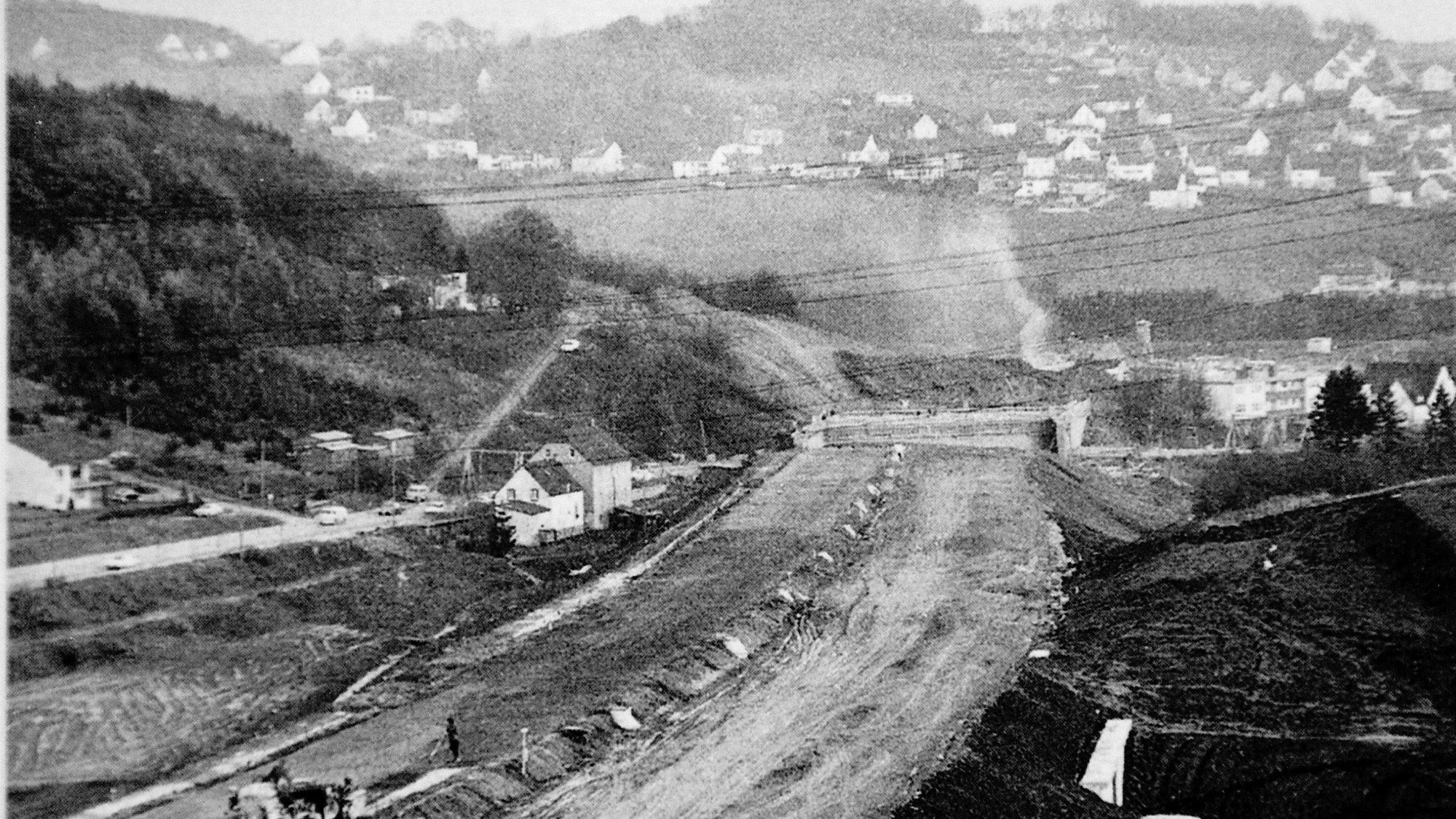 Das historische Schwarz-weiß-Foto zeigt den Bau der A4 bei Untereschbach im Jahr 1971. In der Mitte: die Autobahnbrücke, die heute so marode ist, dass sie nun abgebrochen und neu errichtet werden muss. Im Hintergrund: Neichen-Nallingen.