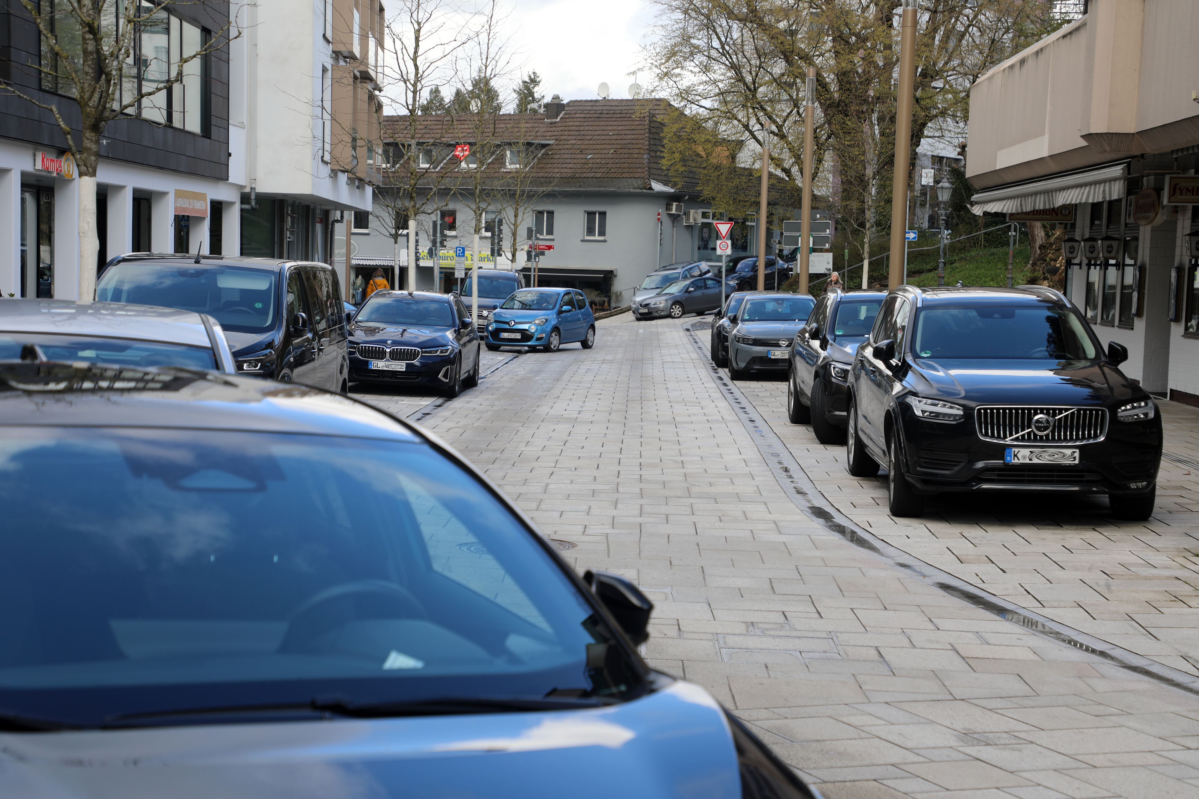 Die Stadt will gegen das Falschparken (hier auf der rechten Bildseite) effektiver vorgehen.