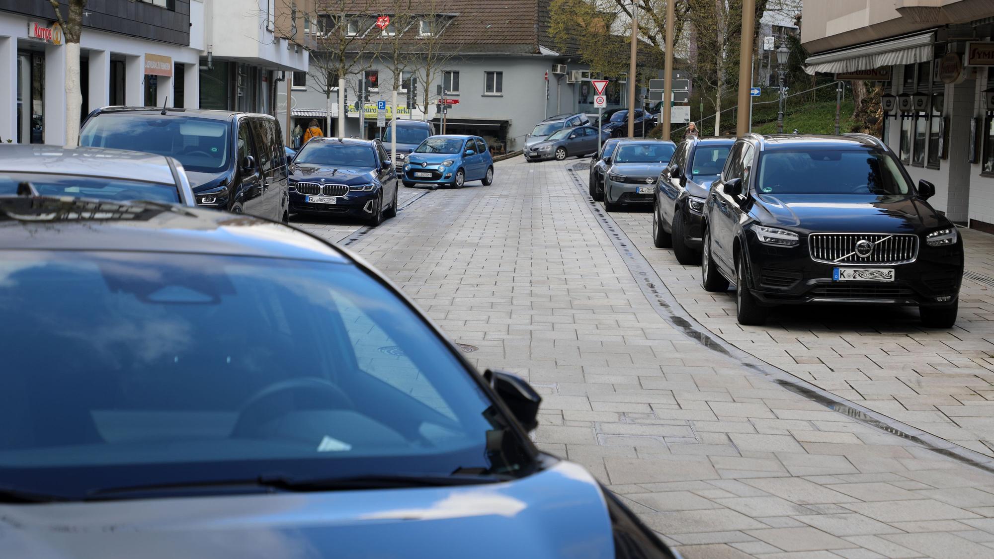 Die Stadt will gegen das Falschparken (hier auf der rechten Bildseite) effektiver vorgehen.