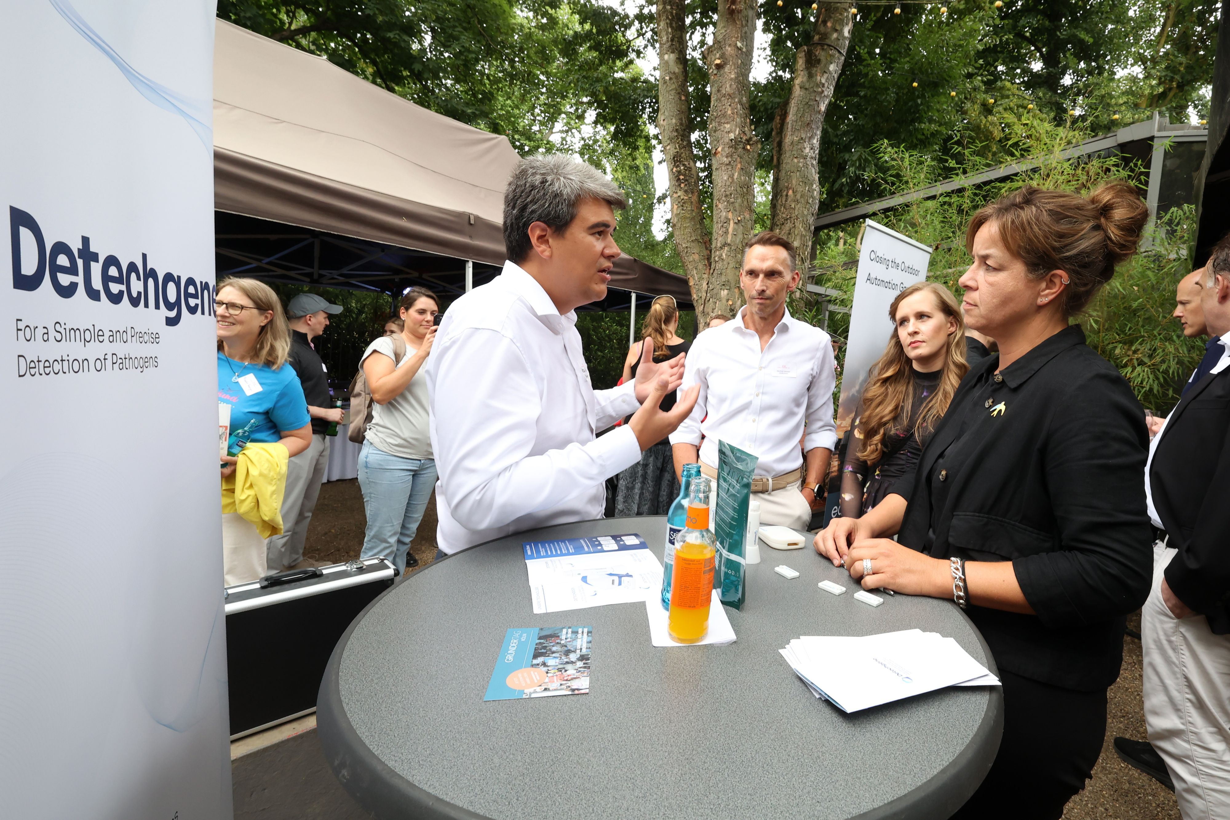 Wirtschaftsministerin Mona Neubaur (r.) im Gespräch mit Detechgene-Gründer Reza Esmaillie (l.) sowie Manfred Janssen von Köln Business und Tanja Zirnstein, Geschäftsführerin der Gateway Factory.