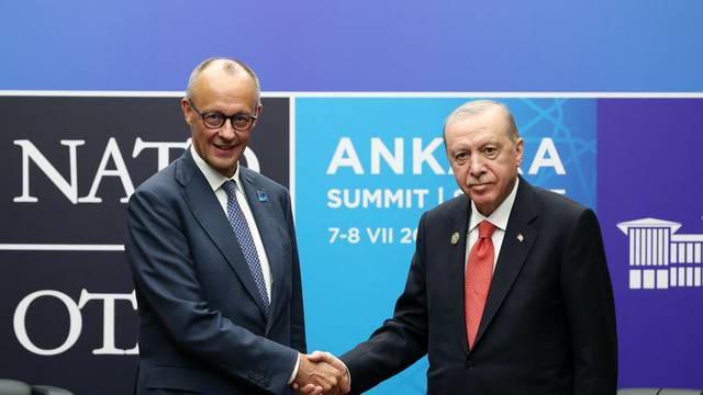 Bundeskanzler Friedrich Merz schüttelt beim Nato-Gipfel in Ankara die Hand des türkischen Präsidenten Recep Tayyip Erdogan.