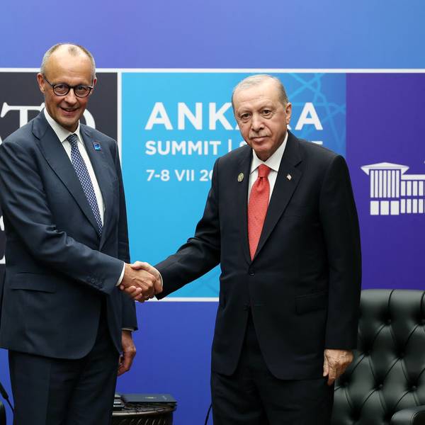 Bundeskanzler Friedrich Merz schüttelt beim Nato-Gipfel in Ankara die Hand des türkischen Präsidenten Recep Tayyip Erdogan.