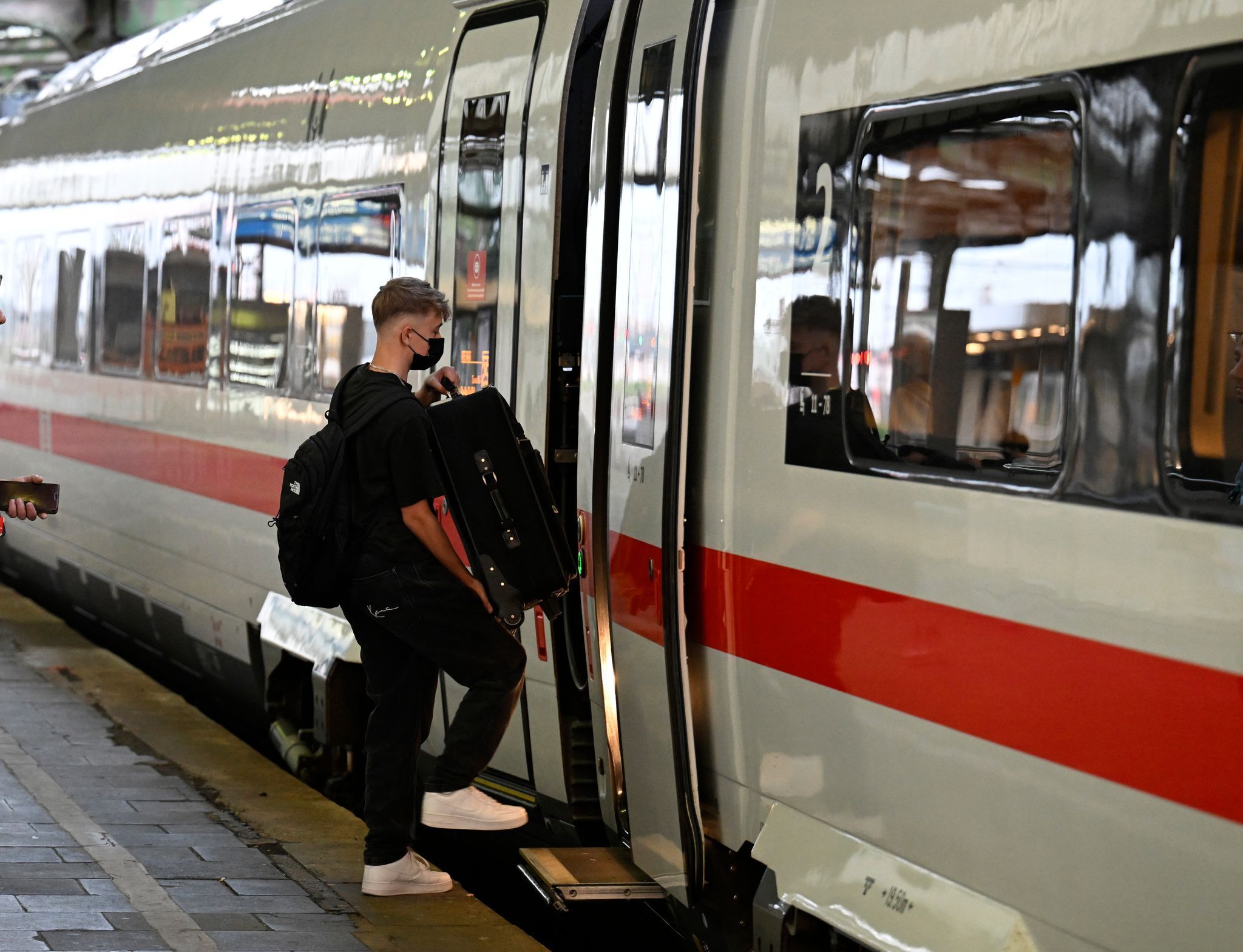 Bahnkunden müssen in Düsseldorf, Duisburg, Essen, Bochum und Hamm bei vereinzelten Fernverkehrsverbindungen auf die Nachbarstädte ausweichen. (Archivbild)