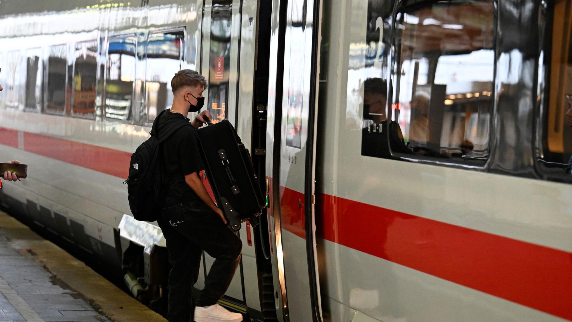 Bahnkunden müssen in Düsseldorf, Duisburg, Essen, Bochum und Hamm bei vereinzelten Fernverkehrsverbindungen auf die Nachbarstädte ausweichen. (Archivbild)