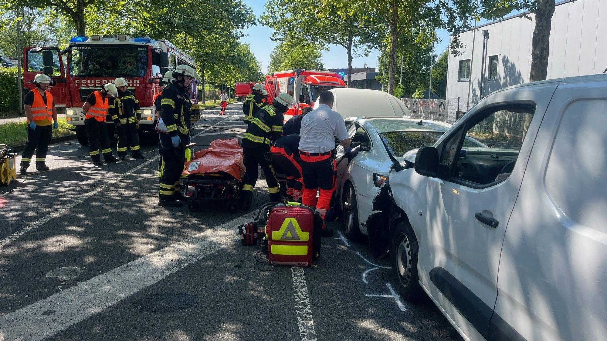 Unfall auf der Europaallee im Hennefer Stadtteil Hossenberg: Drei Menschen wurden verletzt.
