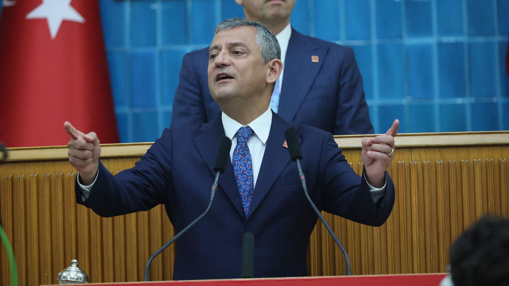 Der Chef der wichtigsten türkischen Oppositionspartei CHP, Özgür Özel, spricht im Parlament in Ankara (Archivfoto vom Juni 2026). Özel, aussichtsreicher Konkurrent von Staatschef Recep Tayyip Erdogan soll mit Hilfe von Kampagnen diskreditiert werden.