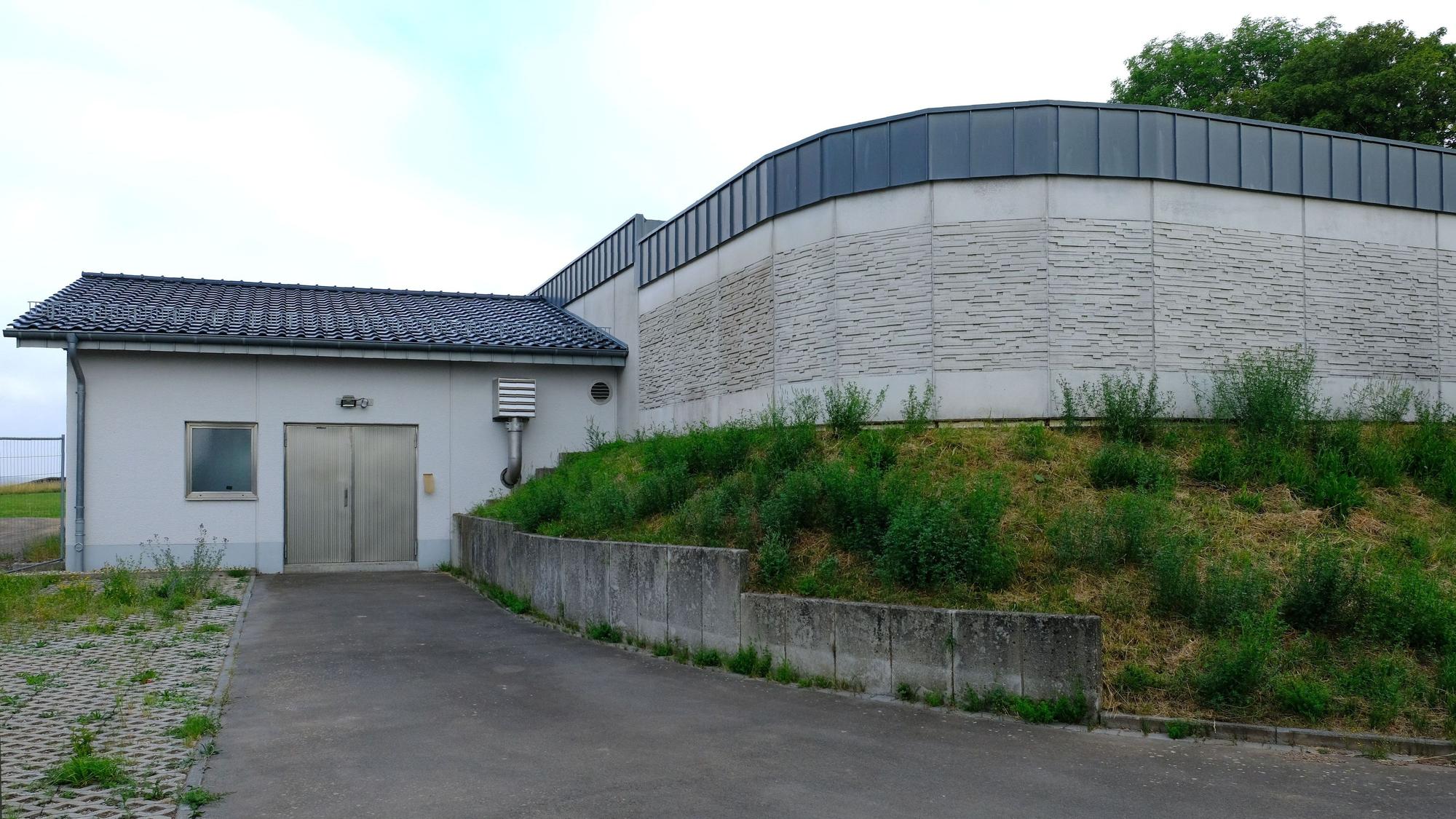Das Gebäude des Trinkwasser-Hochbehälters in Hellenthal-Giescheid.