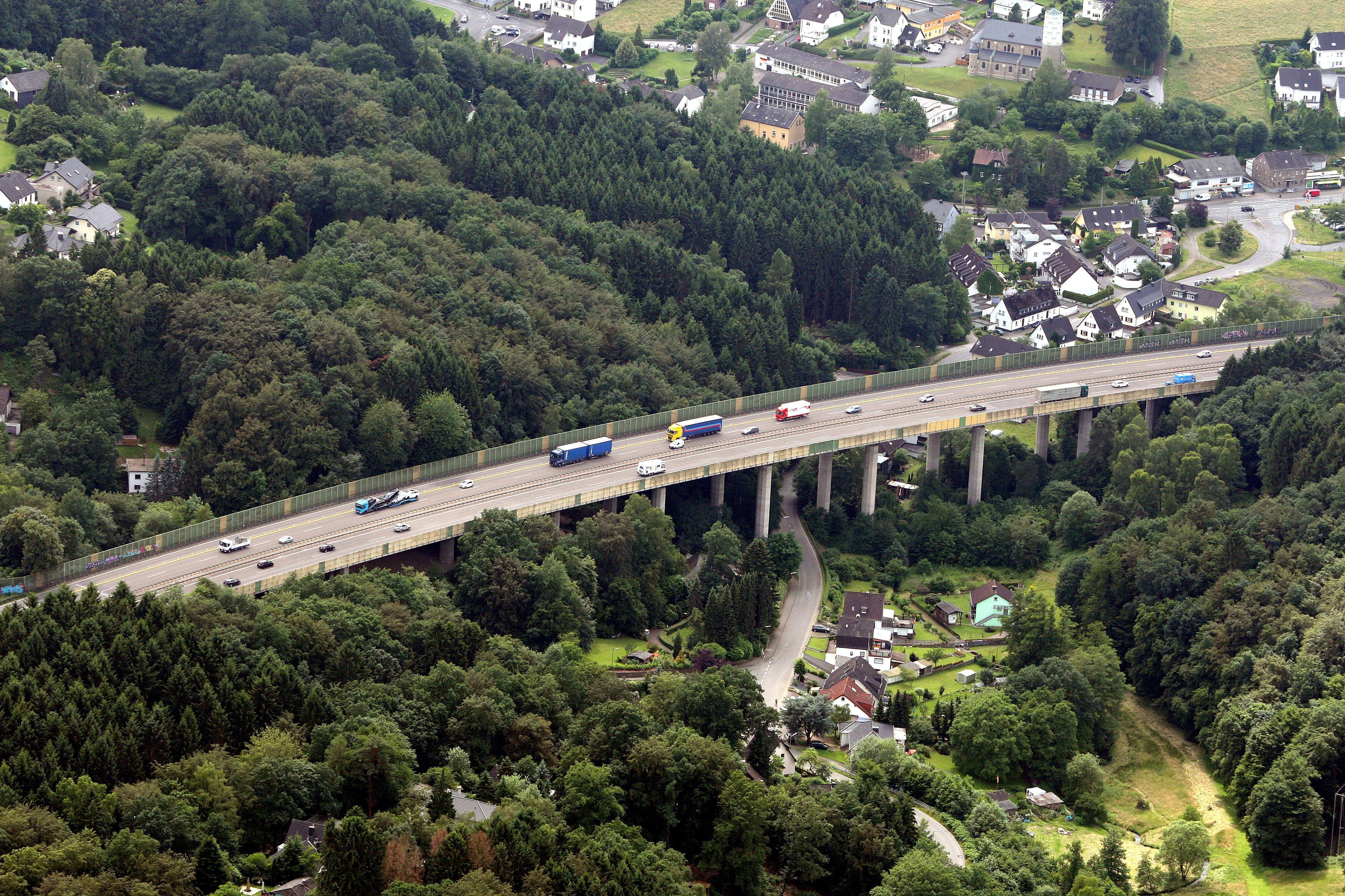 Die Holzbachtalbrücke führt über das Holzbachtal bei Overath-Steinenbrück.