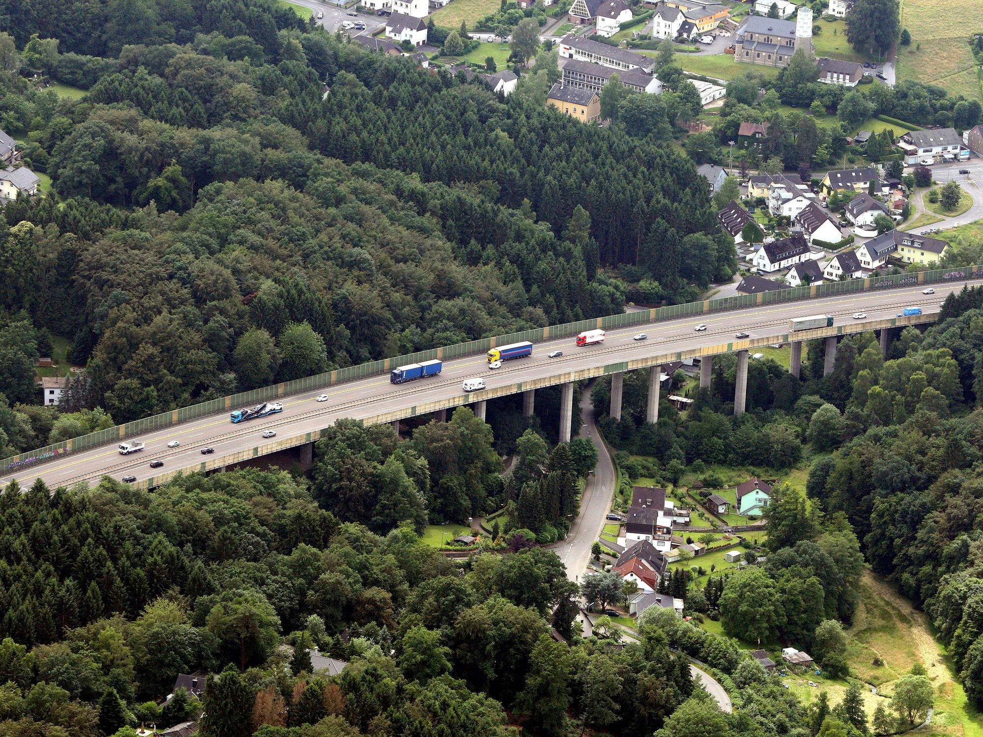 Die Holzbachtalbrücke führt über das Holzbachtal bei Overath-Steinenbrück.