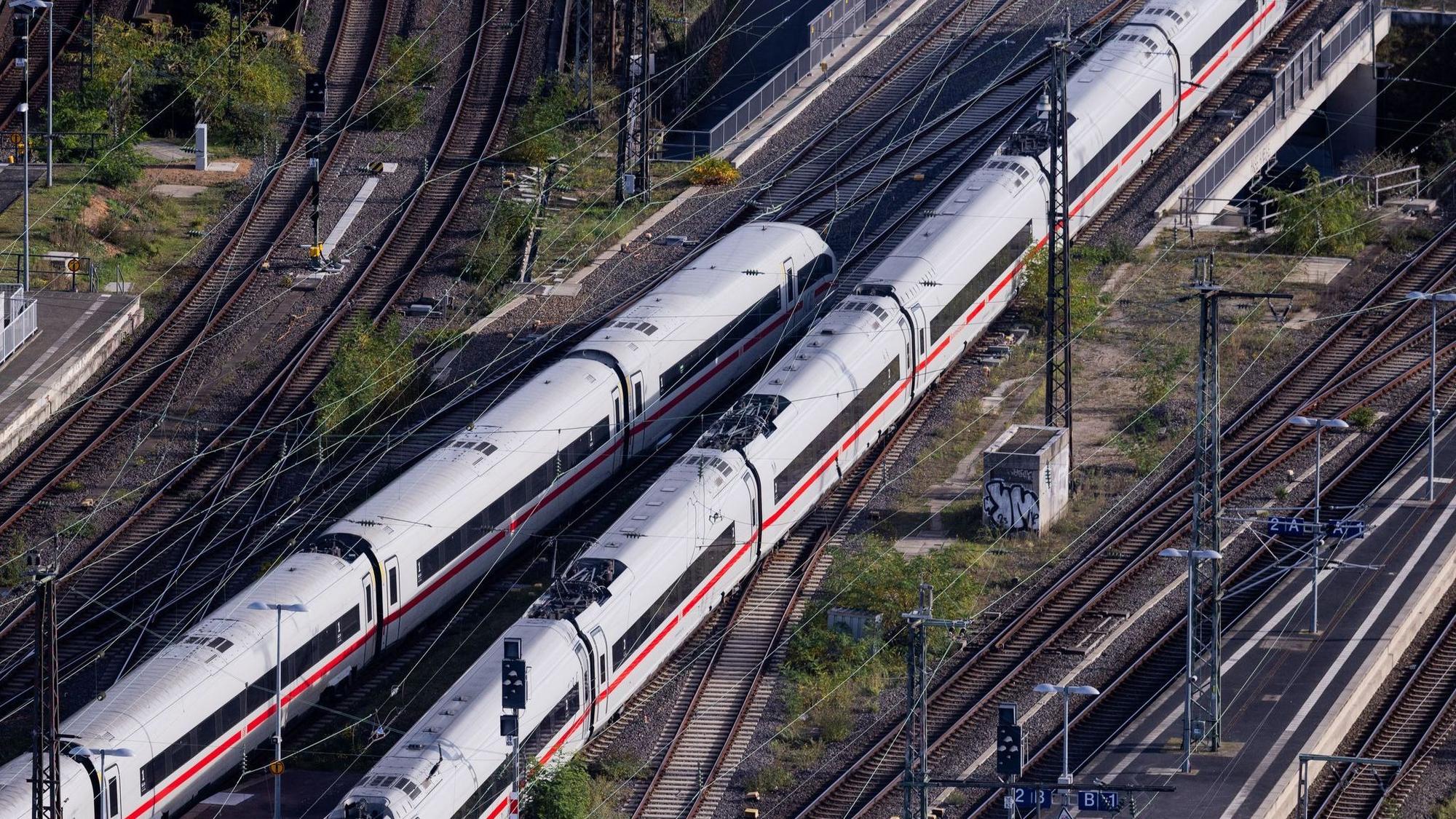 Die Bahn streicht ab Samstag vereinzelte ICE-Haltepunkte in Düsseldorf und im Ruhrgebiet. Die Kunden müssen auf die Nachbarorte ausweichen. (Archivbild)
