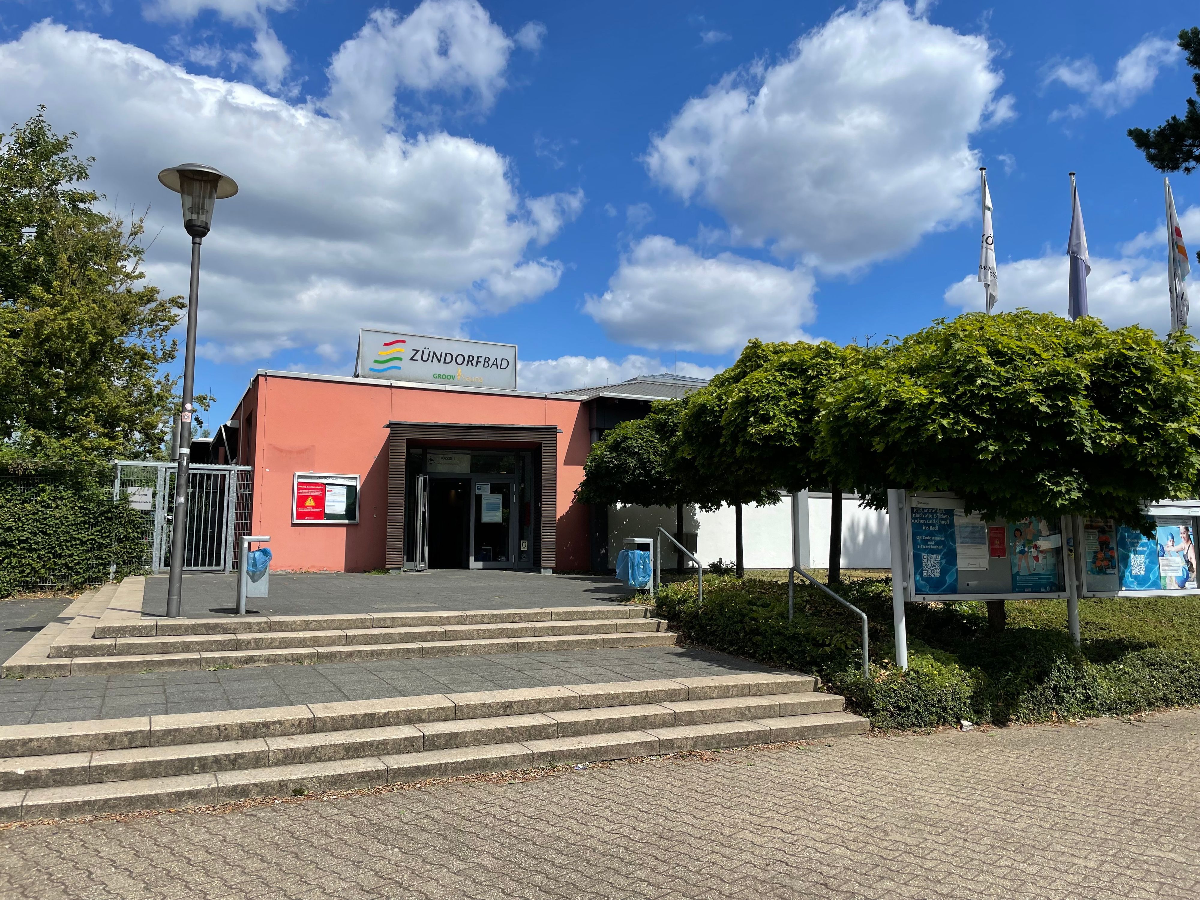 Eingang zum Kombi-Bad Zündorfbad in Köln-Zündorf