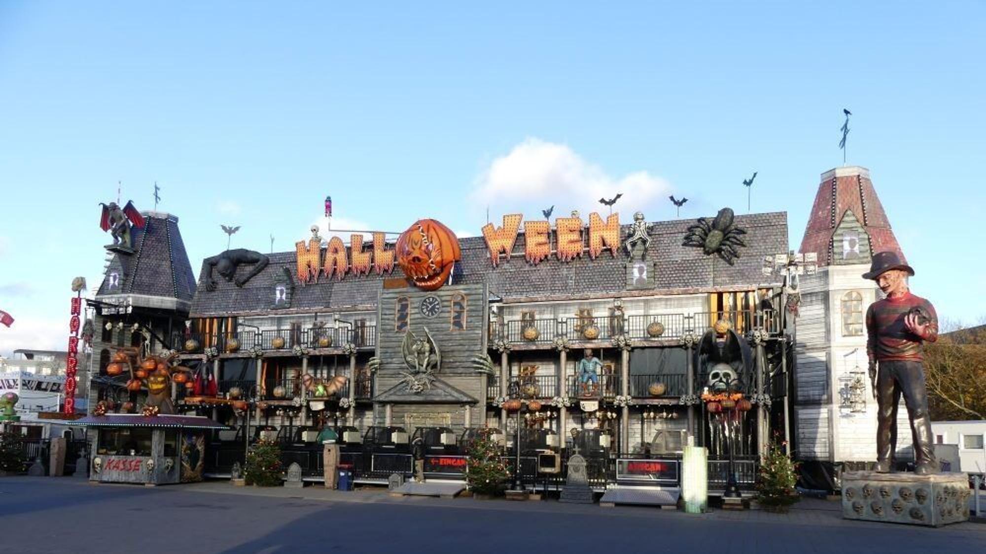 Aufwendig thematisiert ist die Geisterbahn „Halloween“, die Gruselmomente aus Horrorklassikern bietet.