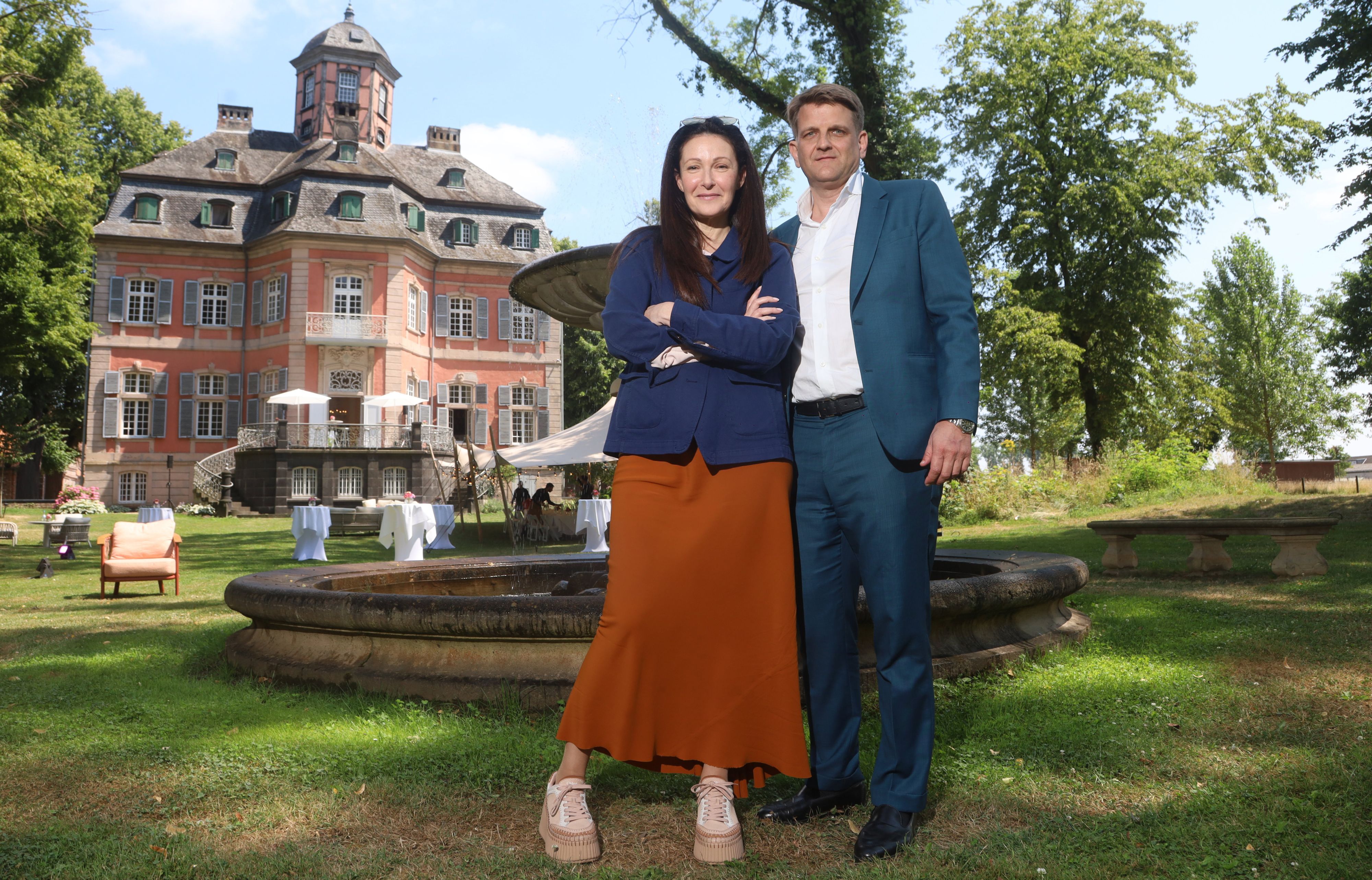 Leopold Hoesch und Academy Executive Director Camille Bidermann Roizen vor Schloss Arff.