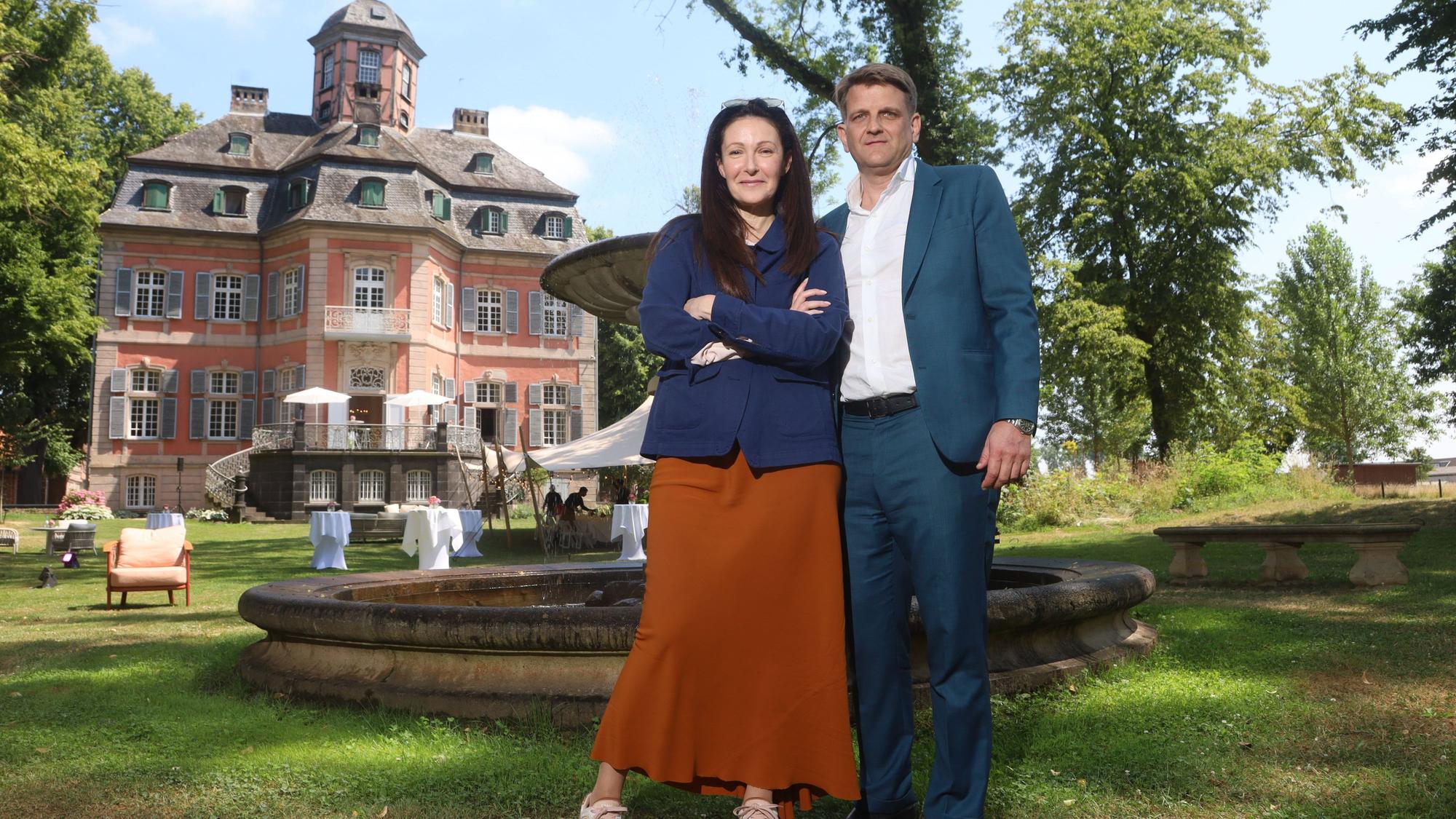 Leopold Hoesch und Academy Executive Director Camille Bidermann Roizen vor Schloss Arff.