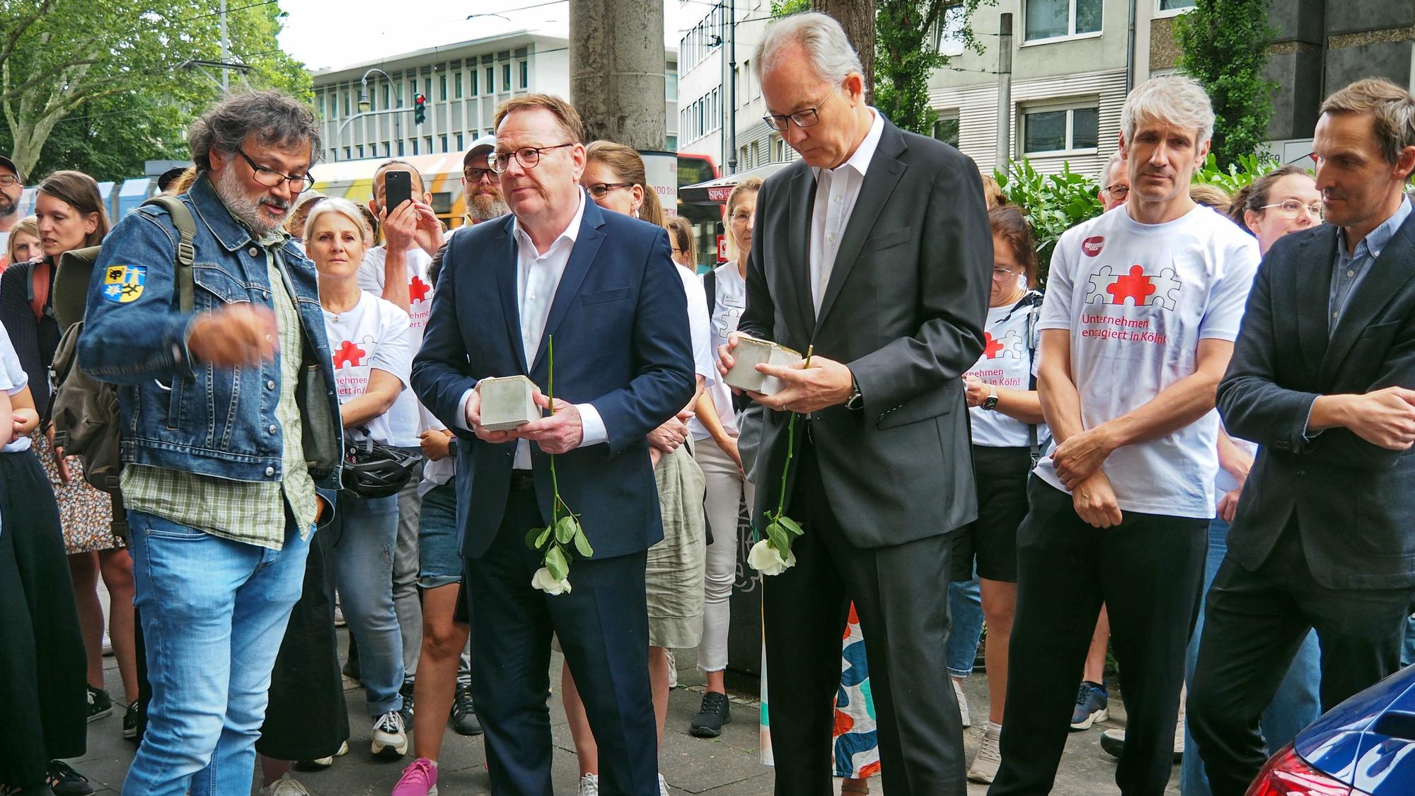 Torsten Burmester, Ulrich Voigt und das gesamte Forum „Unternehmen engagiert in Köln“ wollen mit den neuen Stolpersteinen an das jüdische Ehepaar Lindemann, das 1942 von den Nazis ermordet wurde, erinnern.