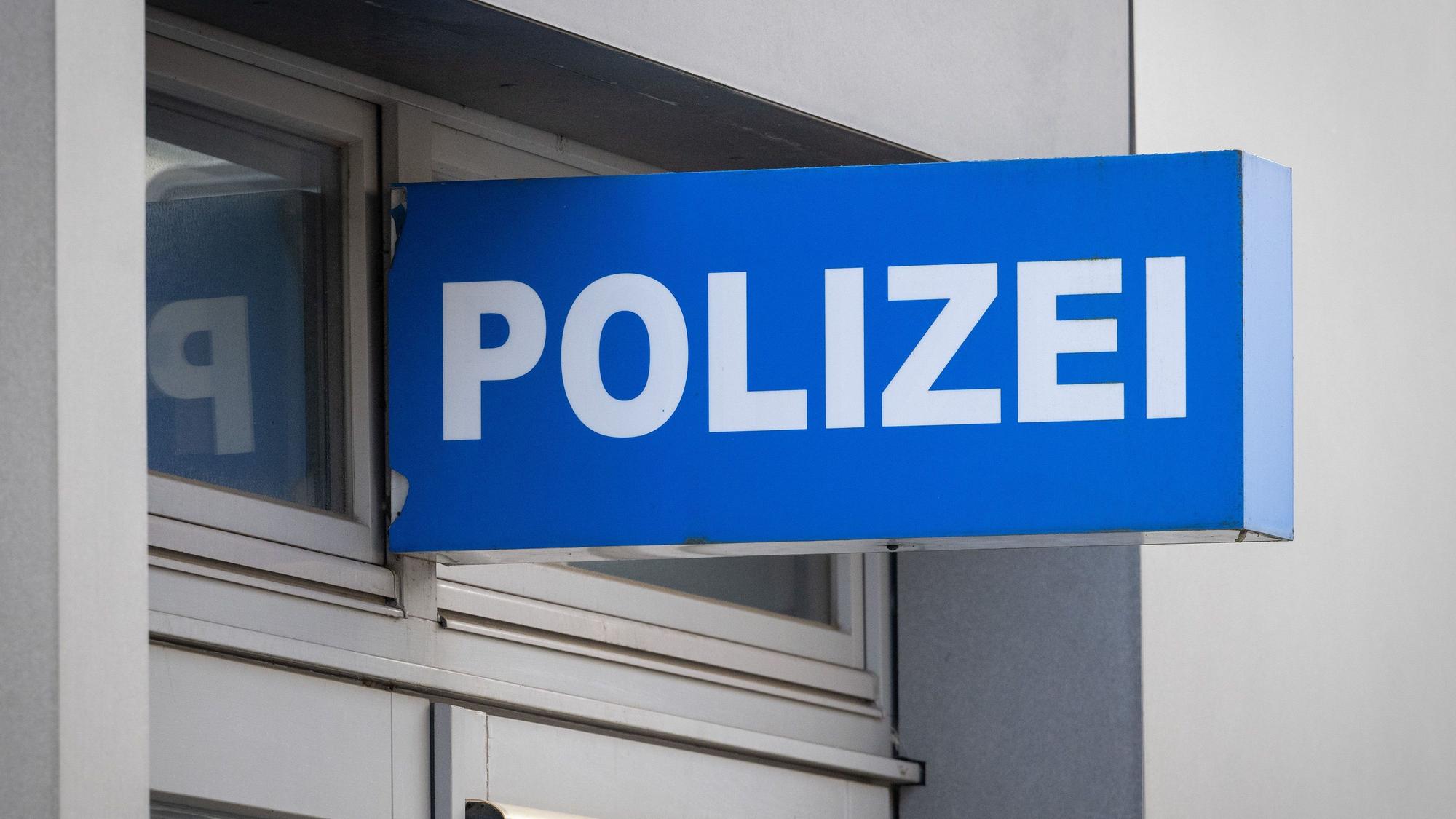 Ein Schild «Polizei» hängt an der Fassade eines Hauses.