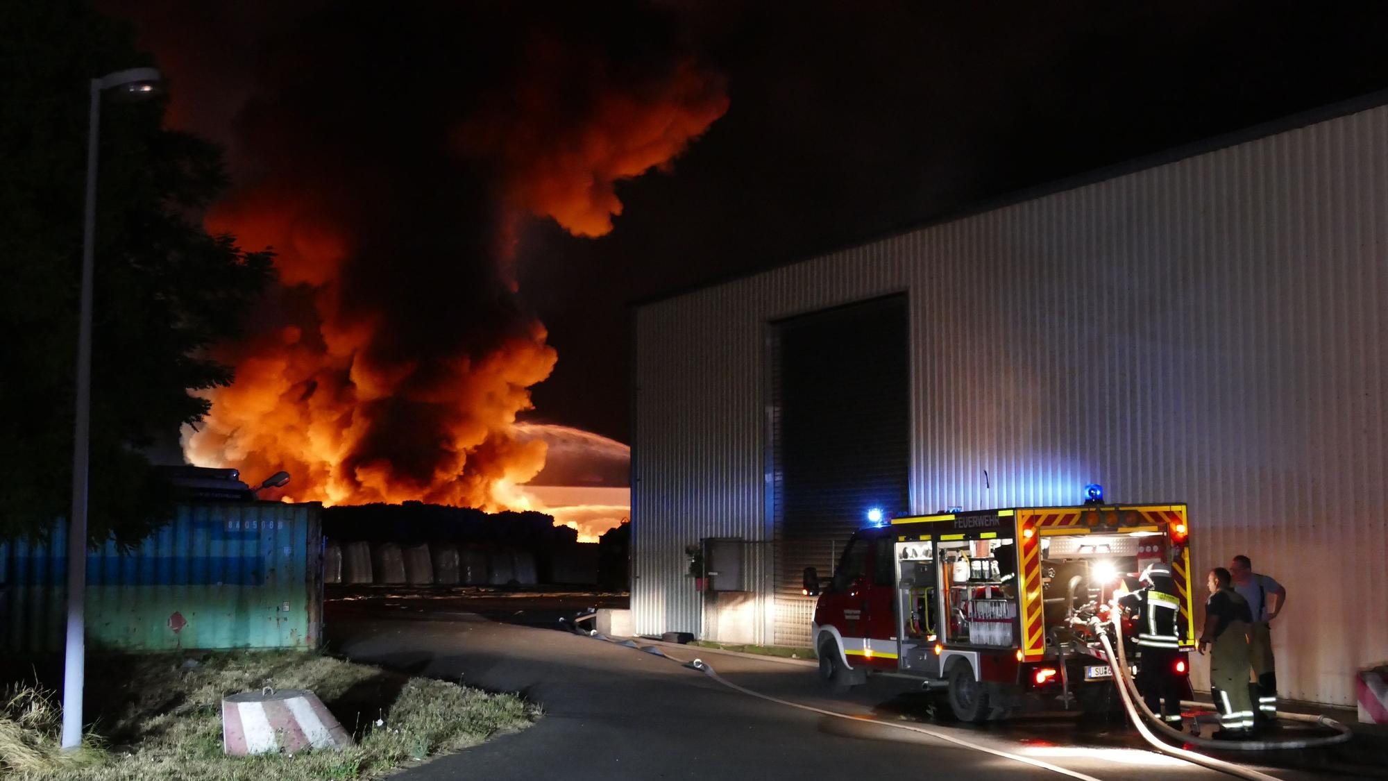 Zahlreiche Feuerwehren mehrerer Kommunen unterstützen die Swisttaler bei den anstregenden Löscharbeiten.