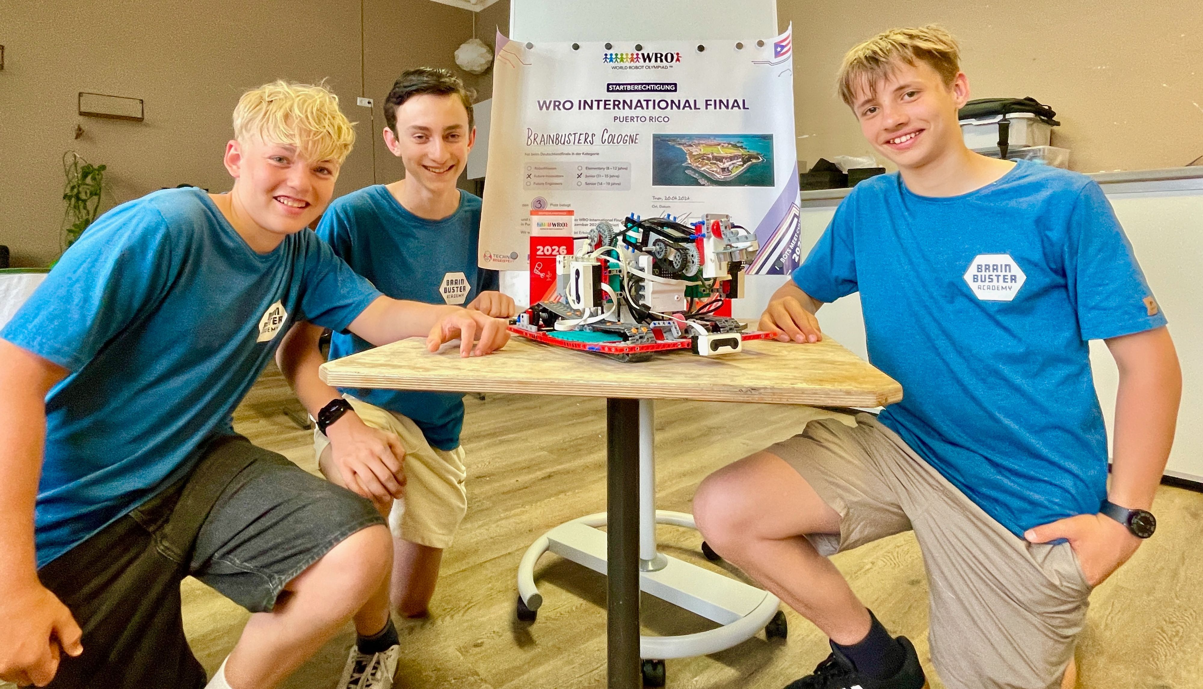 v.l. Ben Lückingsmeier (14), Julian Paulußen (14) und Giacomo Steinbrecher (15) mit ihrem Roboter – mit ihm wollen sie zur Robotik-Olympiade nach Puerto Rico.