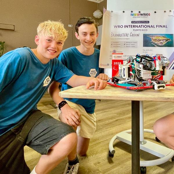 v.l. Ben Lückingsmeier (14), Julian Paulußen (14) und Giacomo Steinbrecher (15) mit ihrem Roboter – mit ihm wollen sie zur Robotik-Olympiade nach Puerto Rico.