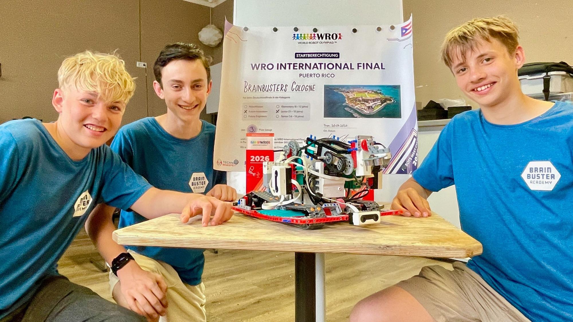 v.l. Ben Lückingsmeier (14), Julian Paulußen (14) und Giacomo Steinbrecher (15) mit ihrem Roboter – mit ihm wollen sie zur Robotik-Olympiade nach Puerto Rico.