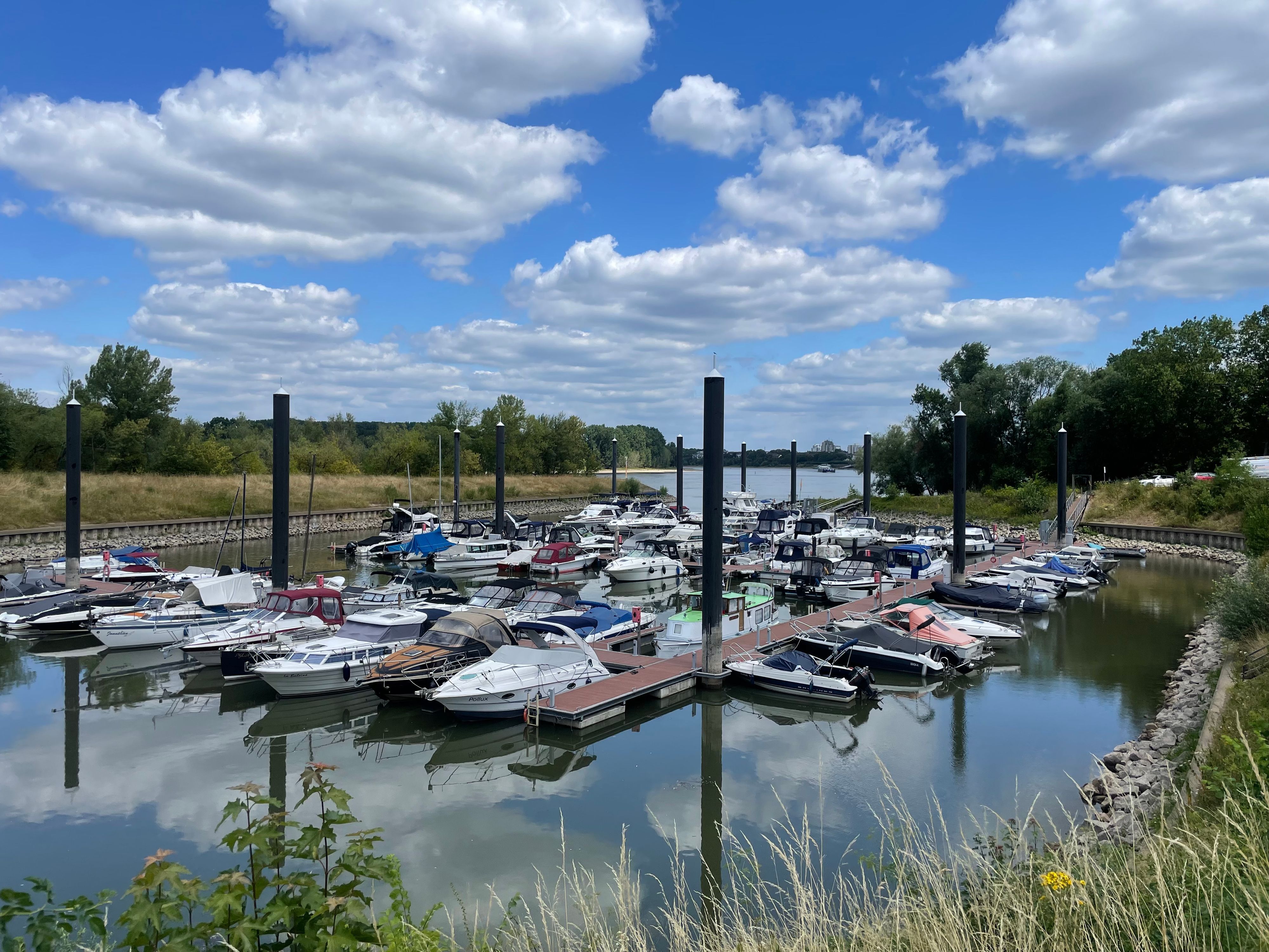 Boote am Zündorfer Jachthafen