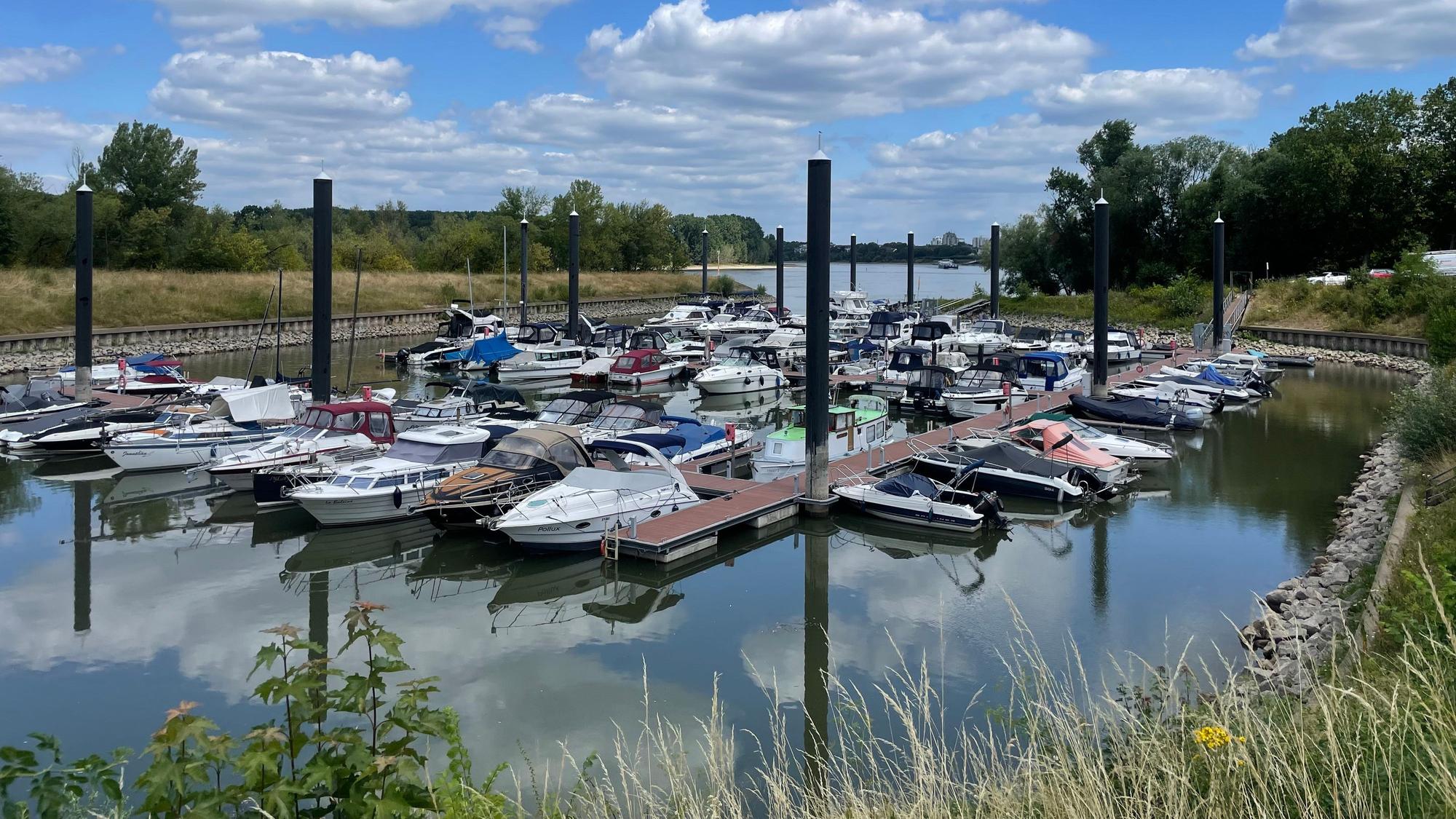 Boote am Zündorfer Jachthafen