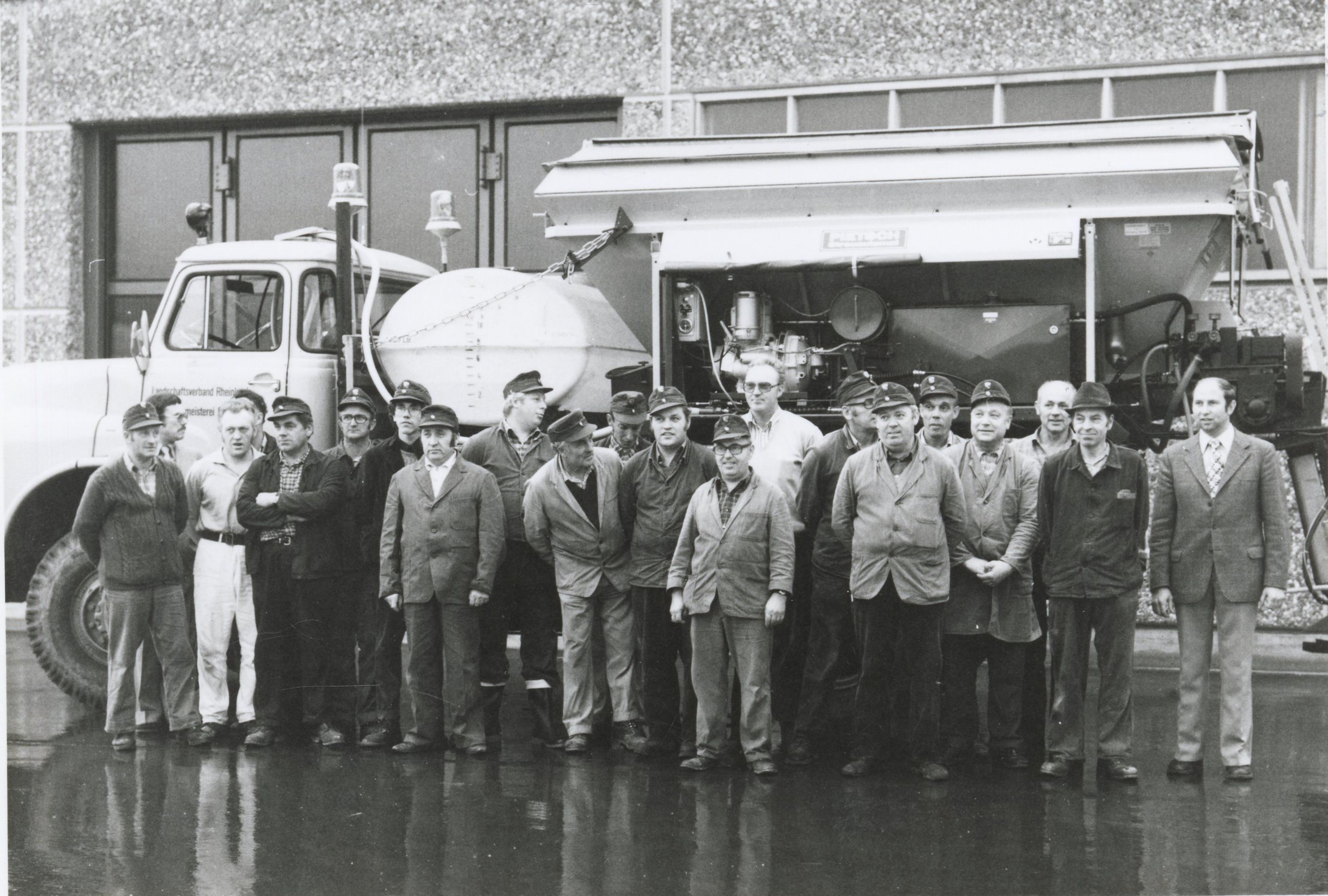 Die Mitarbeiter der Autobahnmeisterei Overath im Jahr 1976. Ganz rechts im Bild: der erste Leiter der Autobahnmeisterei Overath, Hans Deutz