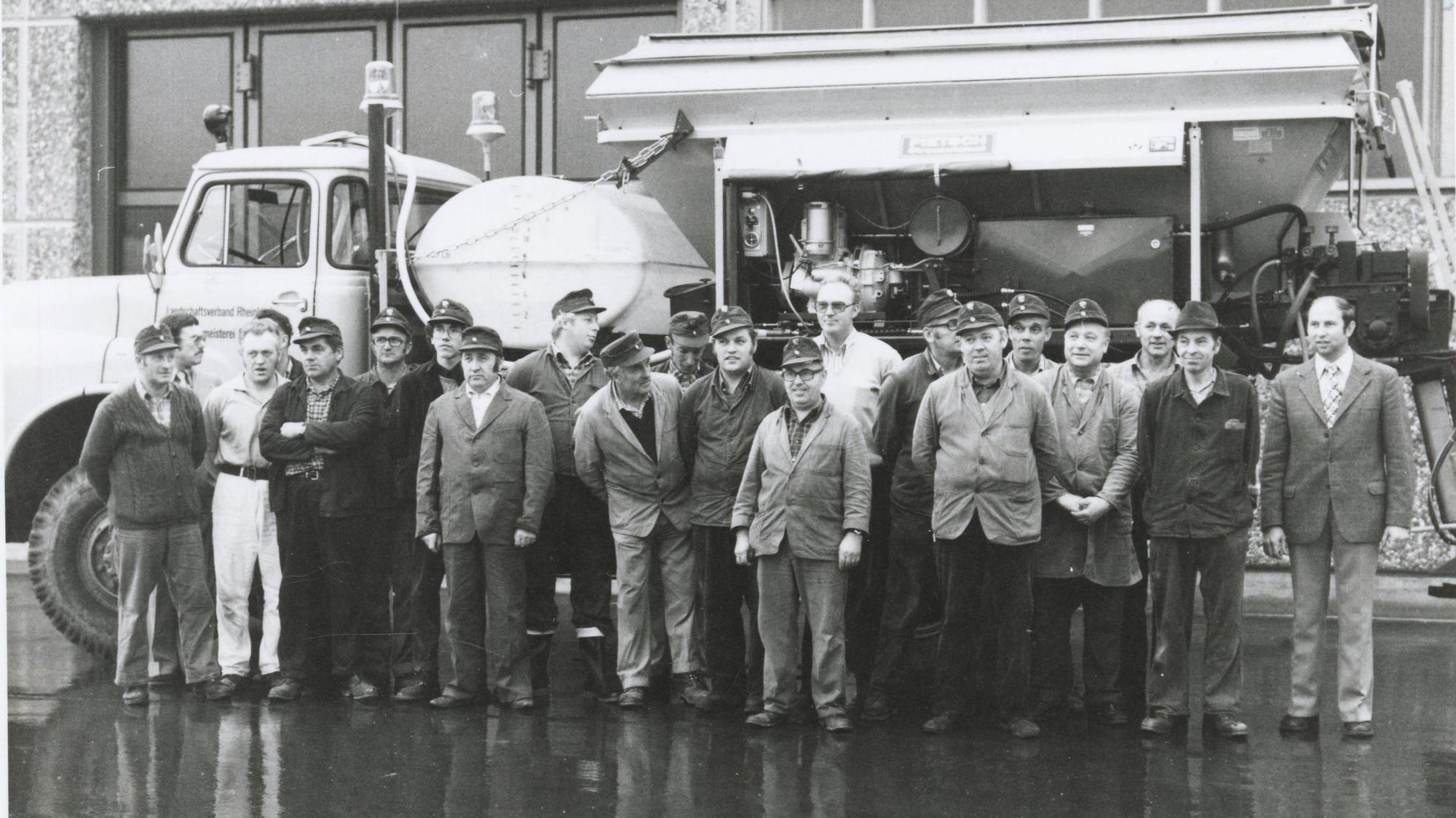 Die Mitarbeiter der Autobahnmeisterei Overath im Jahr 1976. Ganz rechts im Bild: der erste Leiter der Autobahnmeisterei Overath, Hans Deutz