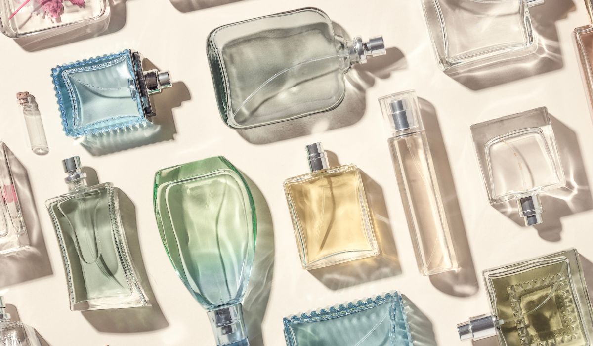 Mehrere Parfum-Flakons.