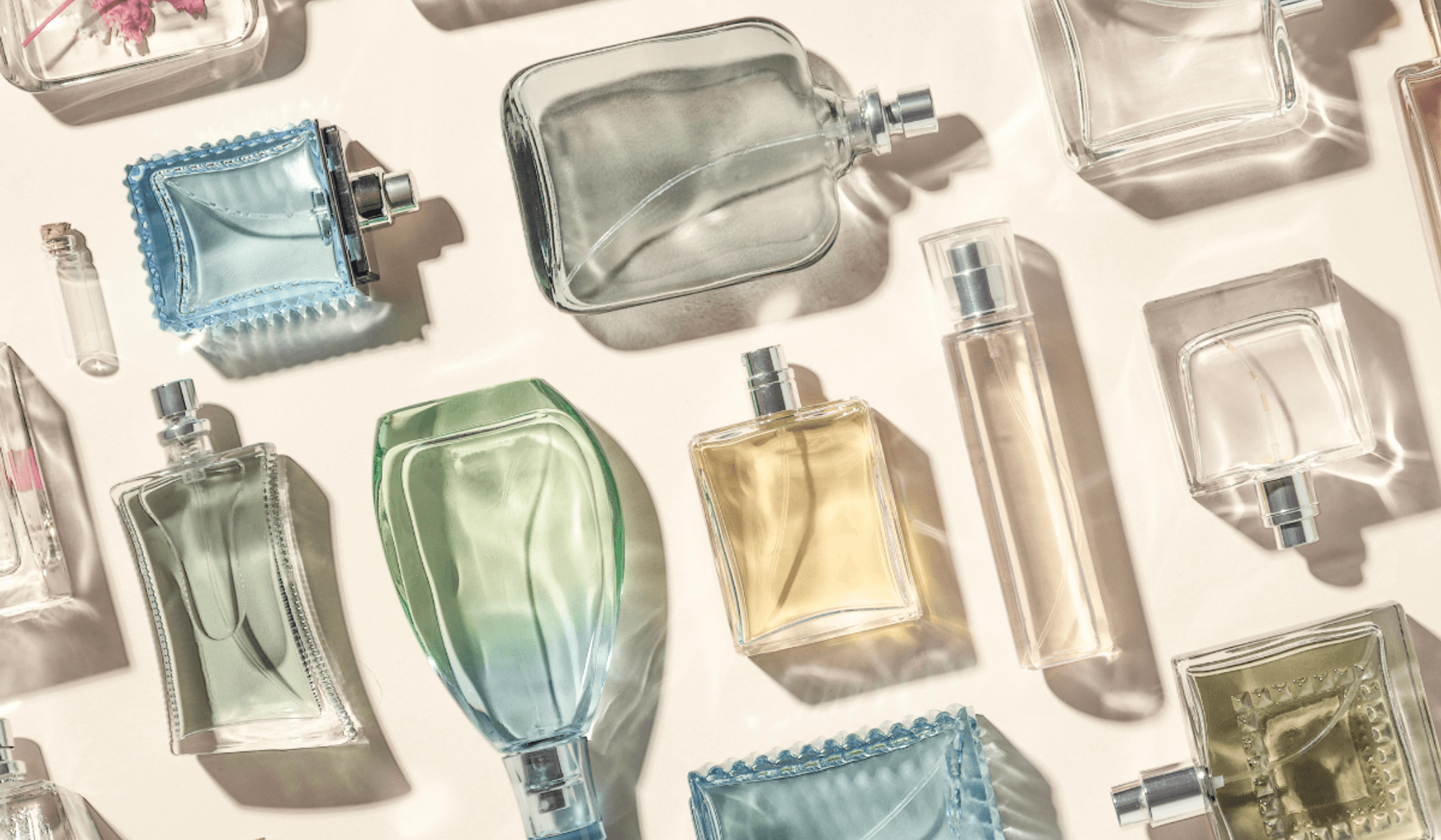 Mehrere Parfum-Flakons.