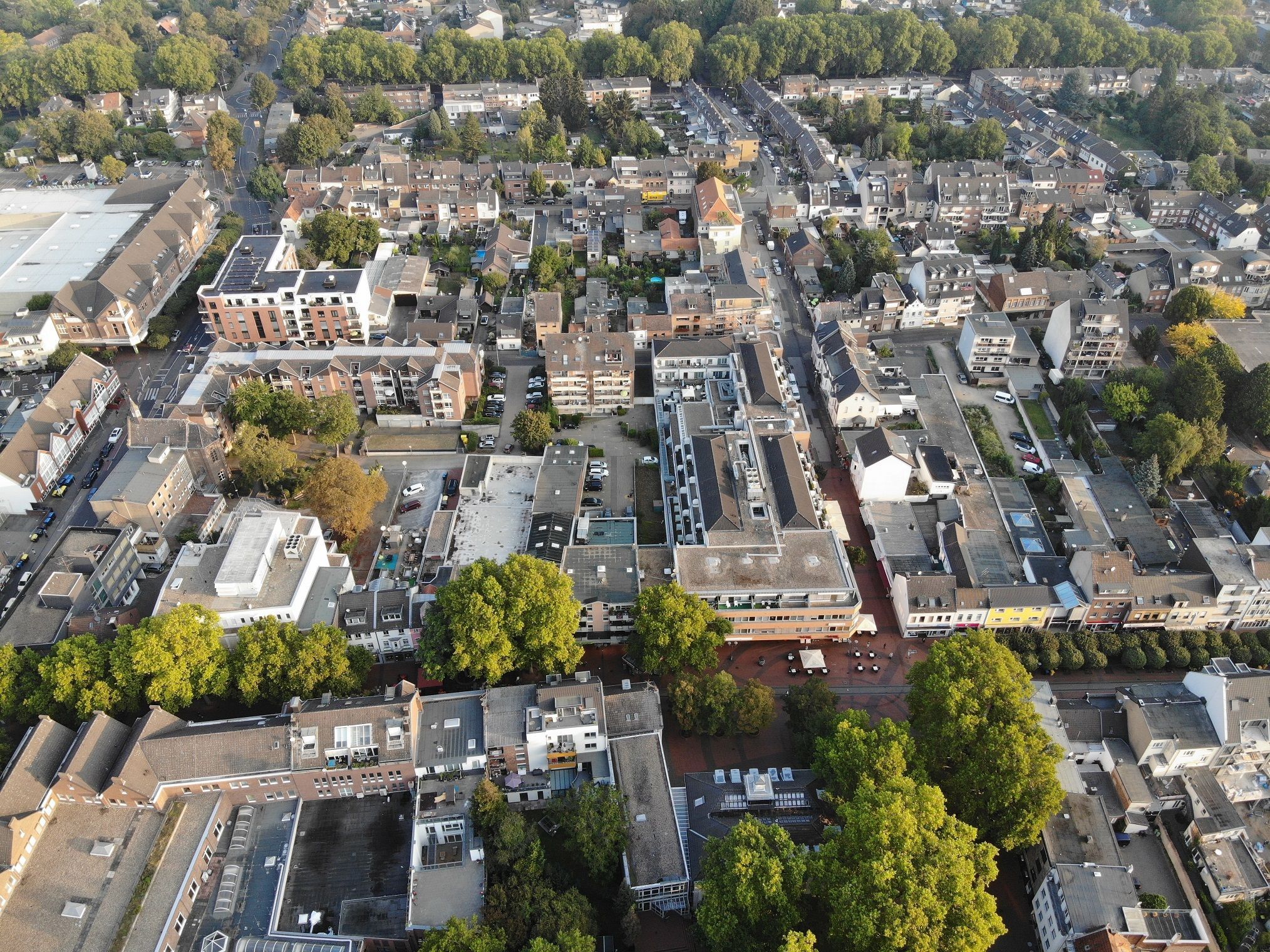 Auf dem Foto ist ein Luftbild der Innenstadt von Frechen zu sehen.