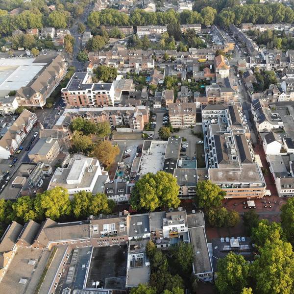 Auf dem Foto ist ein Luftbild der Innenstadt von Frechen zu sehen.