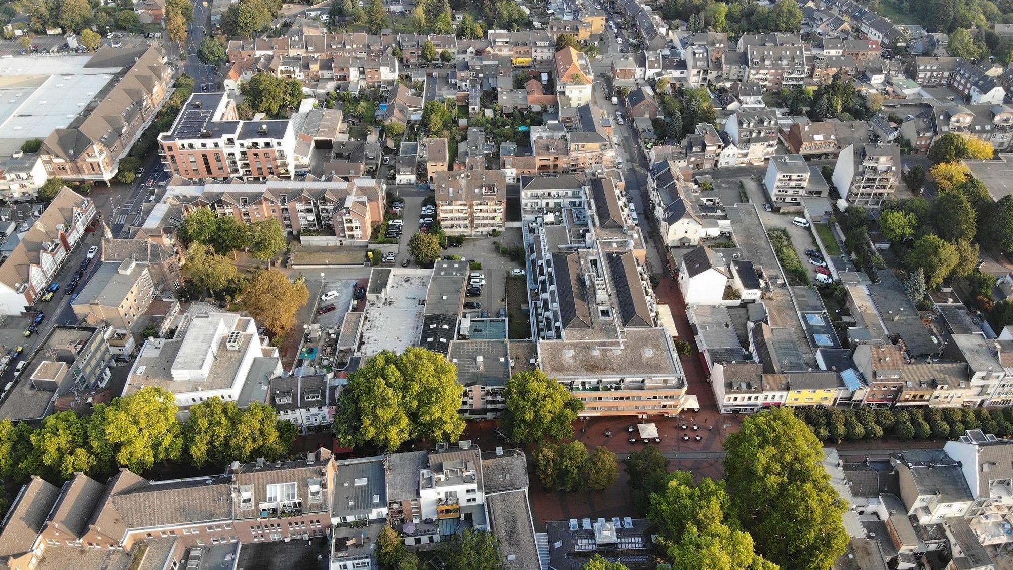 Auf dem Foto ist ein Luftbild der Innenstadt von Frechen zu sehen.