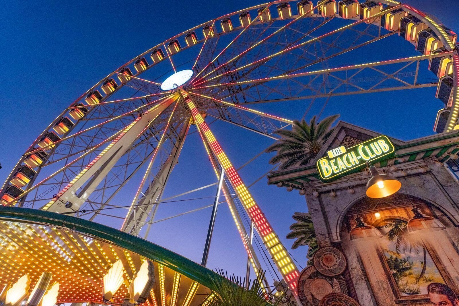 Das aufwendig illuminierte Riesenrad „Eyecatcher“ feiert 2026 Pützchens-Markt-Premiere.