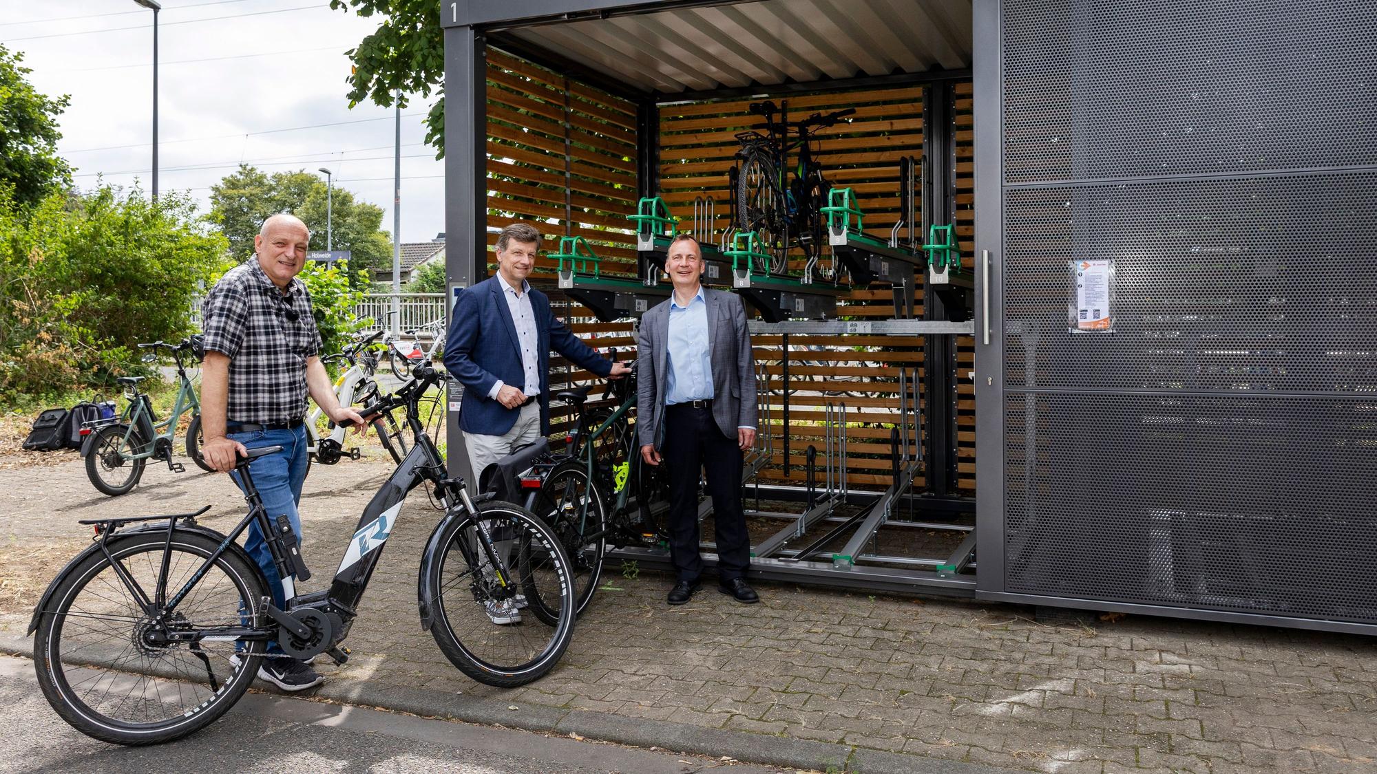 09.07.2026, Köln: Die Stadt Köln eröffnet ihre erste Fahrradsammelgarage am S-Bahnhof Holweide.
Sie will damit die Verknüpfung von Fahrradverkehr und ÖPNV stärken.
Im Bild v.l.n.r. Jürgen Möllers, Ascan Egerer und Holger Fritsch
Foto: Michael Bause