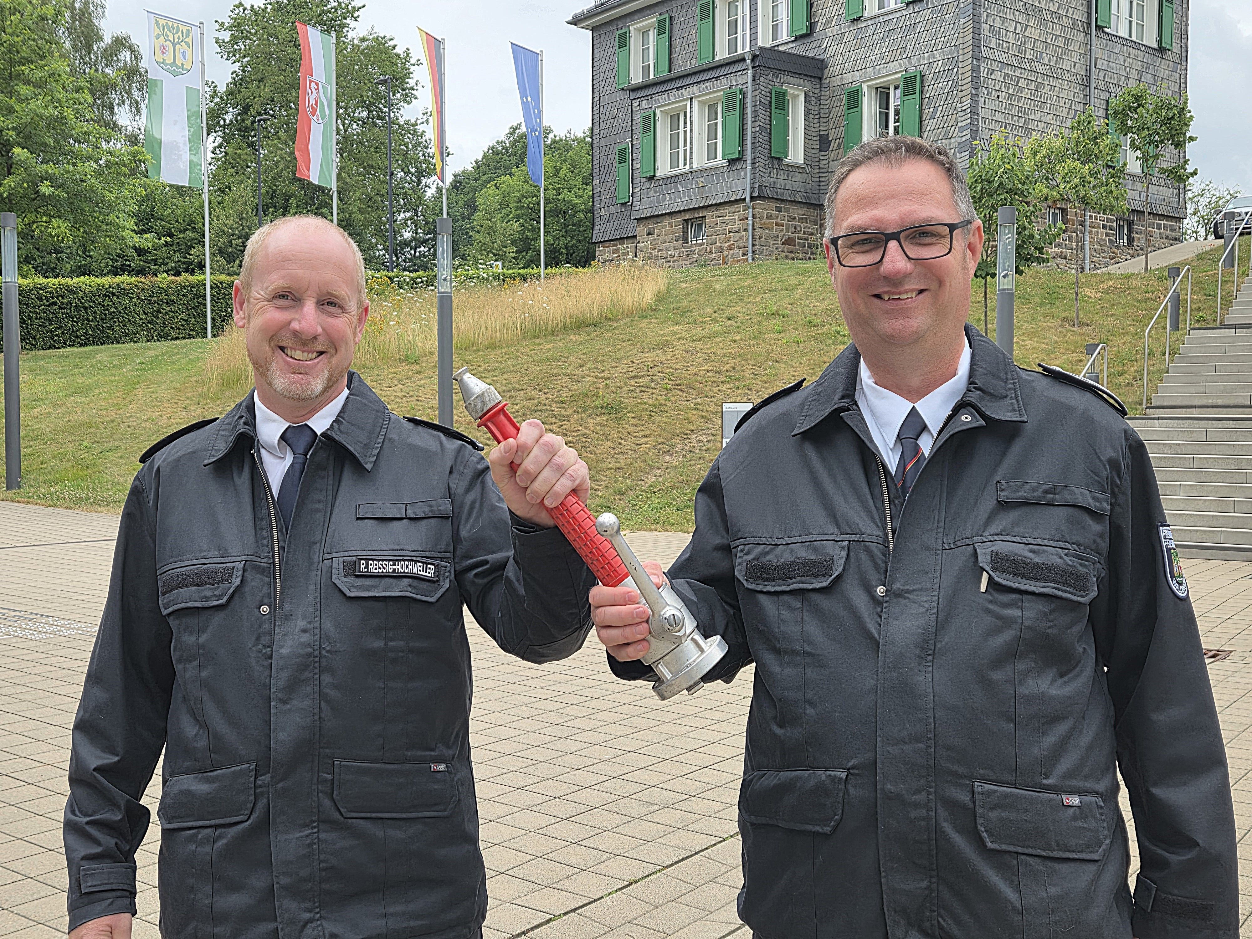 Sie haben die planmäßige Neuwahl nach sechs Jahren genutzt, zum tauschen: Der bisherige Stellvertreter René Reissig-Hochweller (links) leitet fortan die Freiwillige Feuerwehr in Waldbröl. Daniel Wendeler, zuvor Chef, ist neuer Vize.