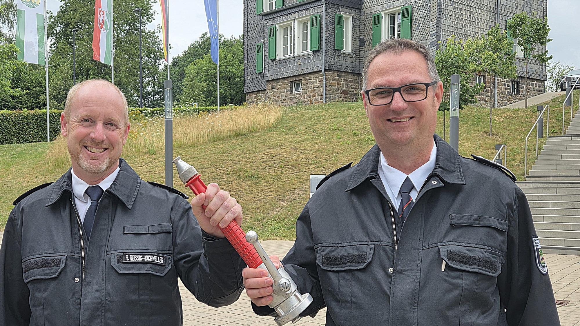 Sie haben die planmäßige Neuwahl nach sechs Jahren genutzt, zum tauschen: Der bisherige Stellvertreter René Reissig-Hochweller (links) leitet fortan die Freiwillige Feuerwehr in Waldbröl. Daniel Wendeler, zuvor Chef, ist neuer Vize.