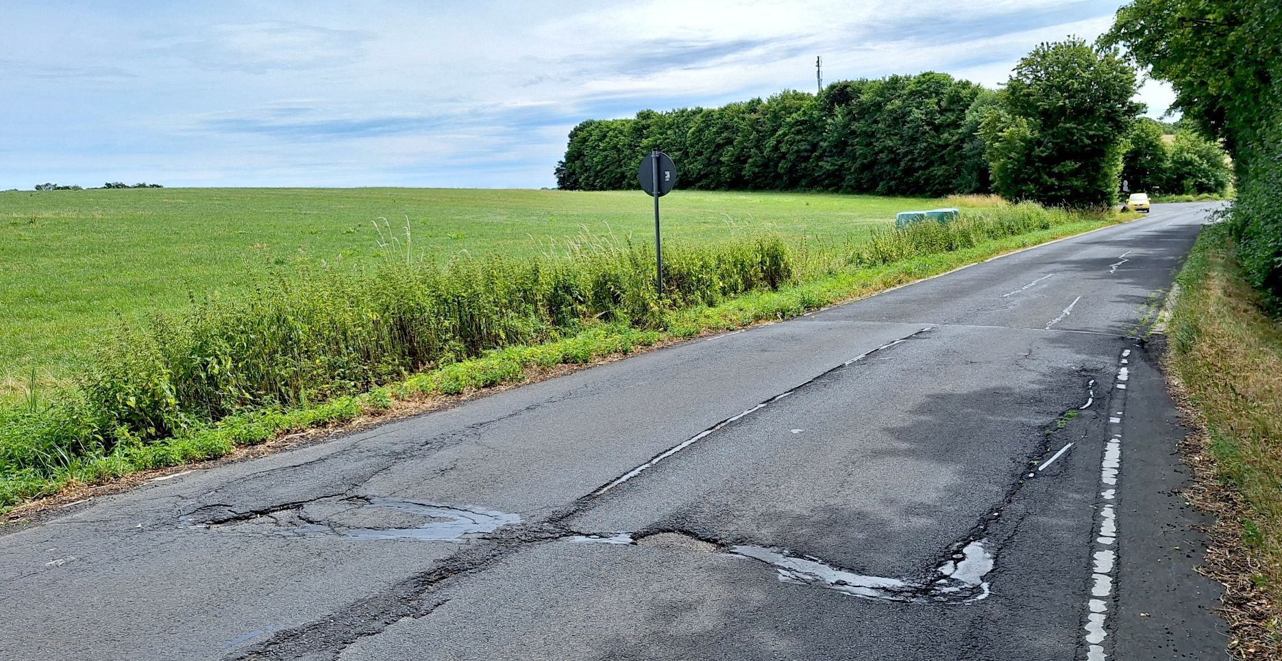 Die Finkenbergstraße ausgangs des Gewerbegebietes zeigt etliche tiefe Risse im Asphalt.
