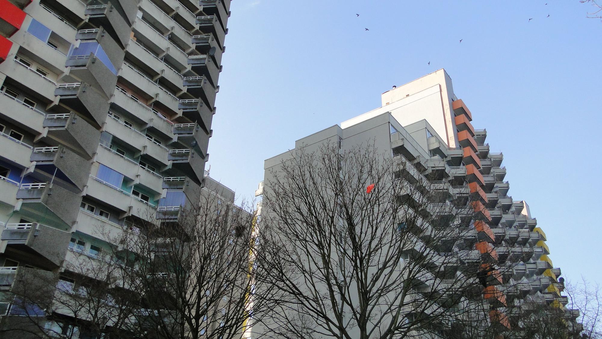 Hausfassaden von Mietshäusern in der Osloer Straße.