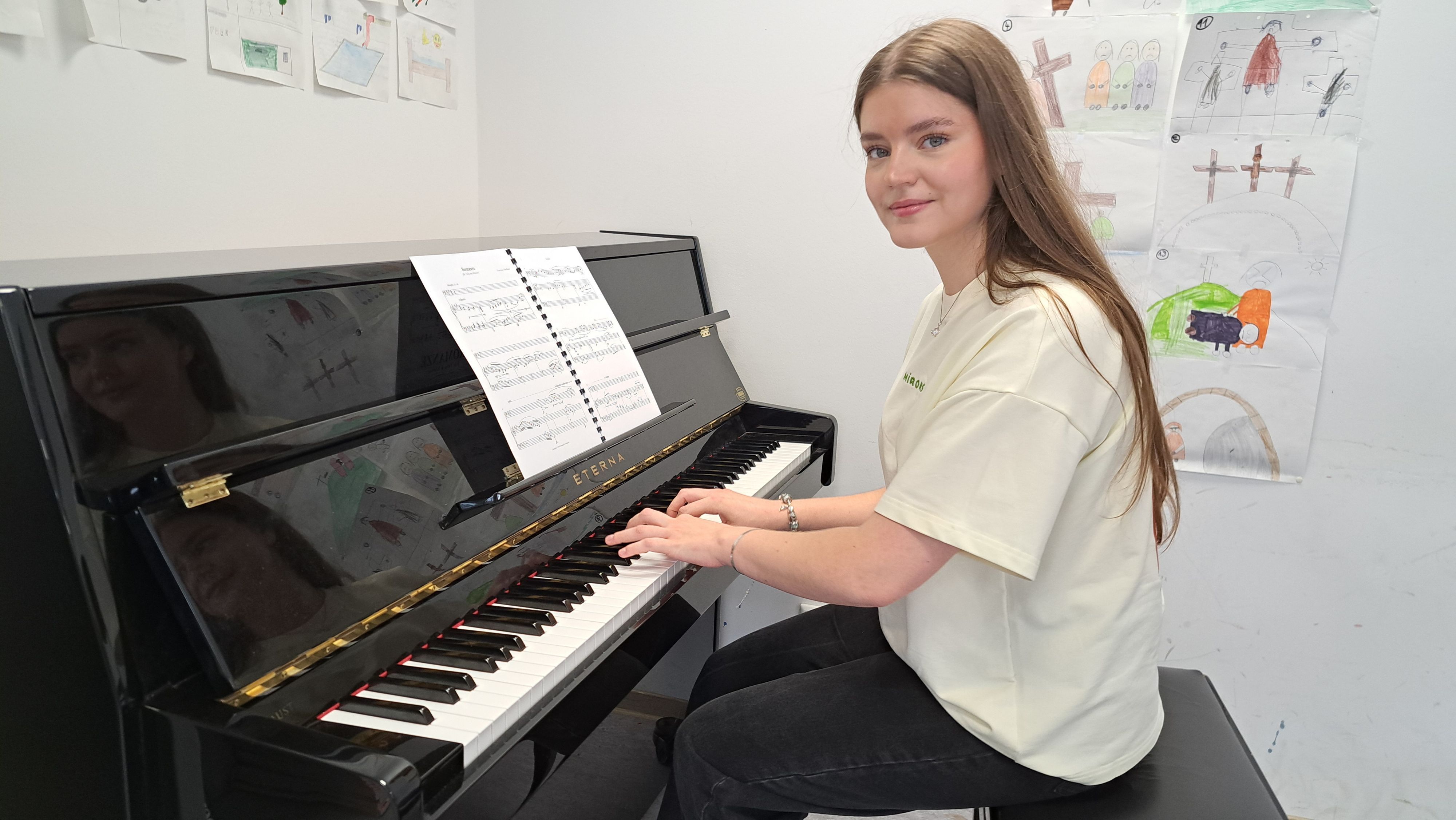 Franziska Wendland an einem Klavier.