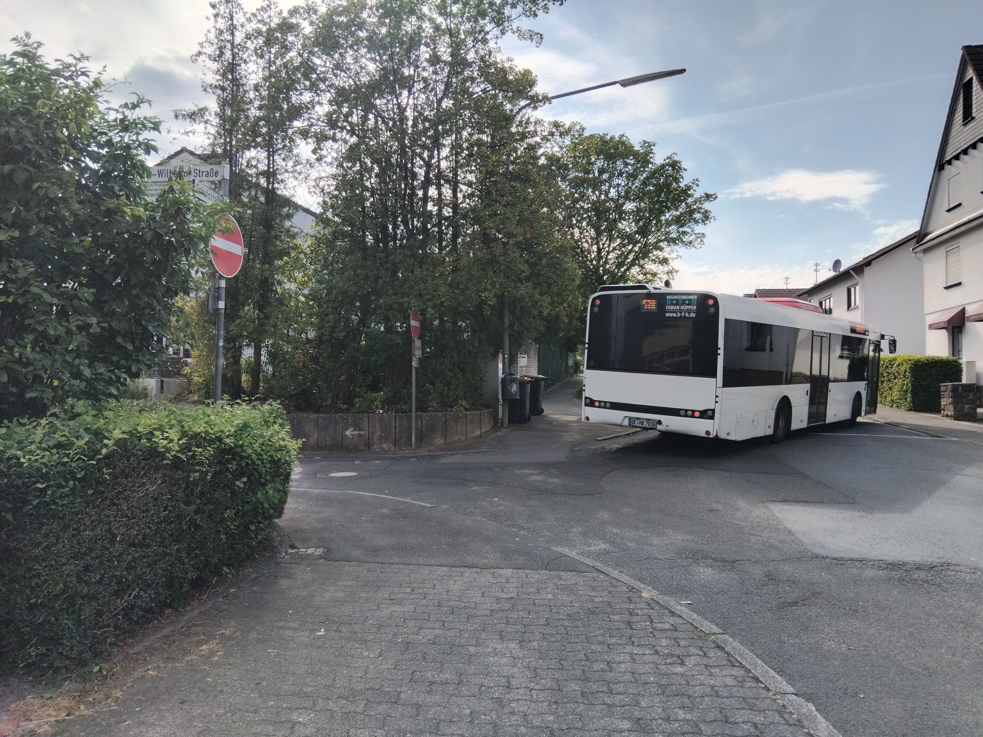 Gefährliche Ecke: Aus der schmalen Fritz-Wilhelm-Straße auf die Schulstraße können lange Gelenkbusse nicht abbiegen.
