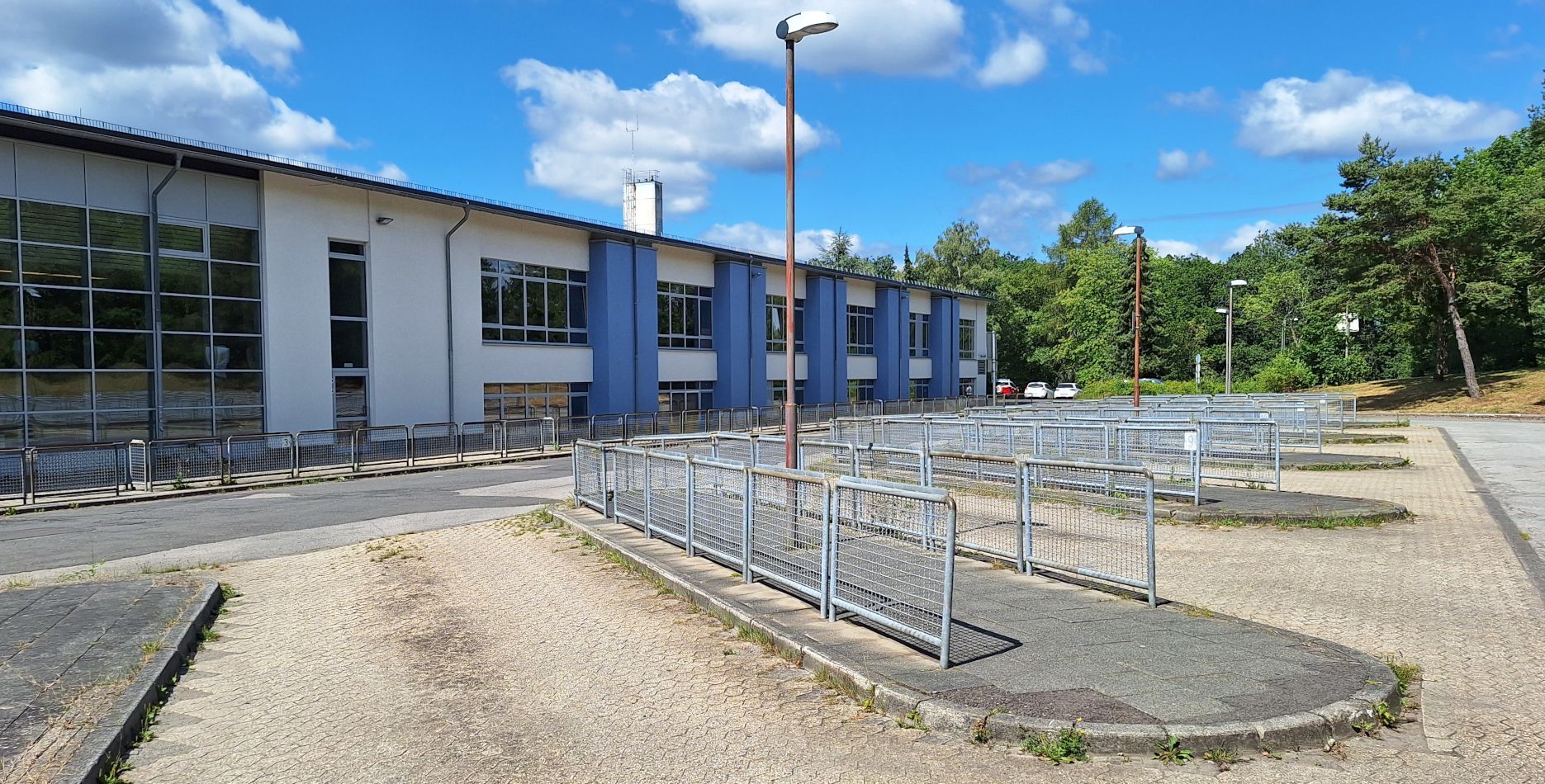 Der Busbahnhof an der Gesamtschule Eifel in Blankenheim.