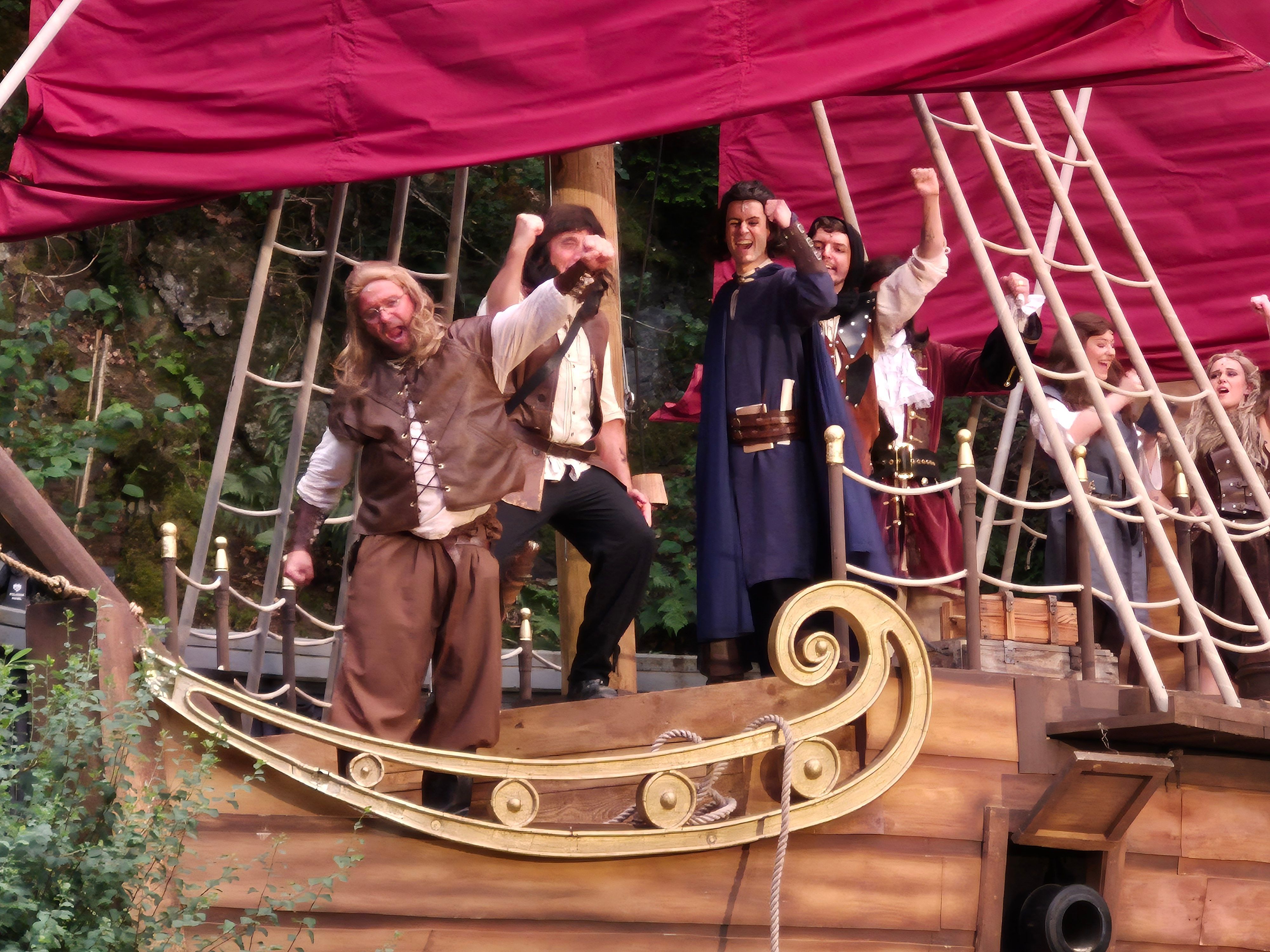 Piratendarsteller auf dem Bühnenschiff.