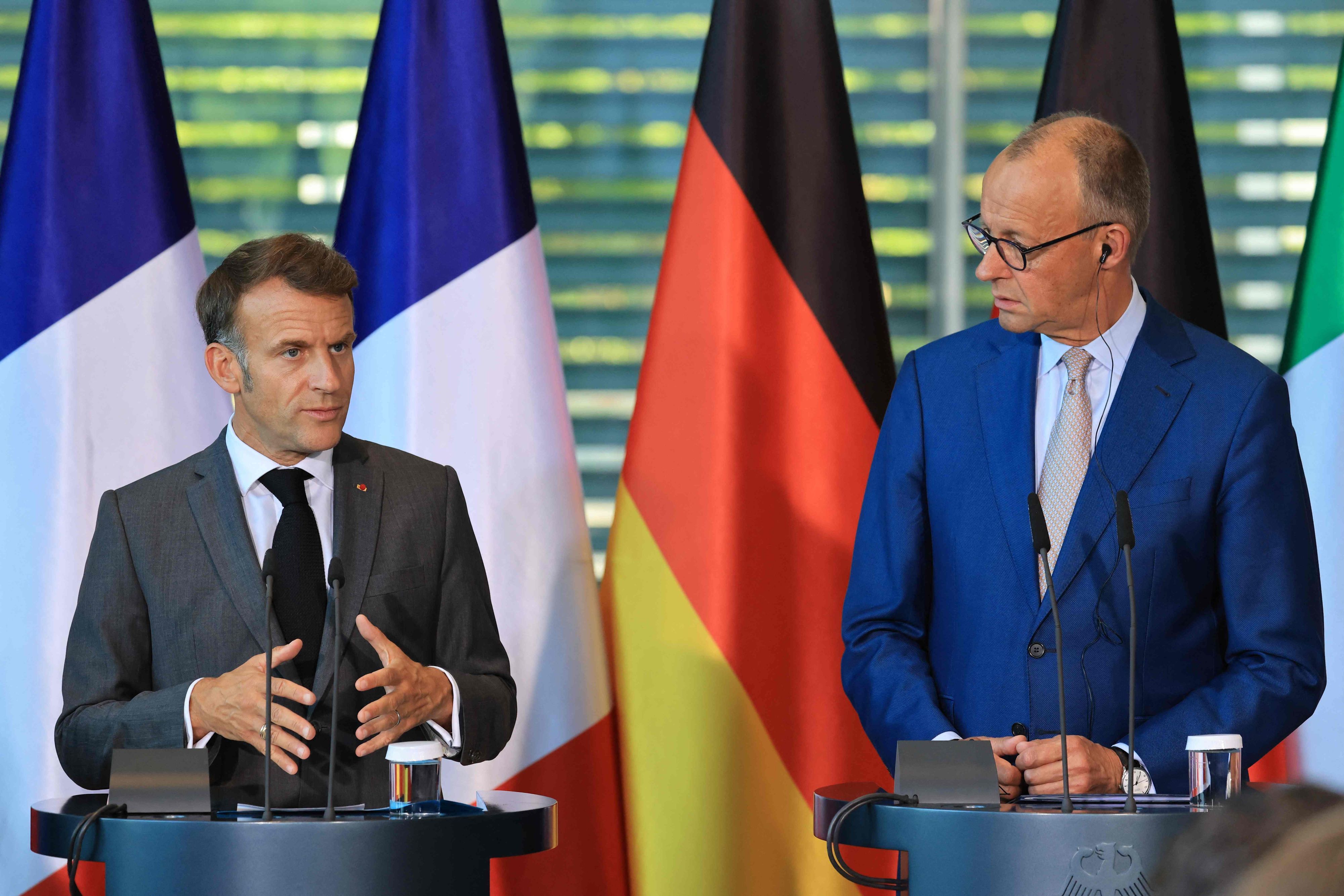 Das Bild zeigt den französischen Staatspräsidenten Emmanuel Macron und Bundeskanzler Friedrich Merz.