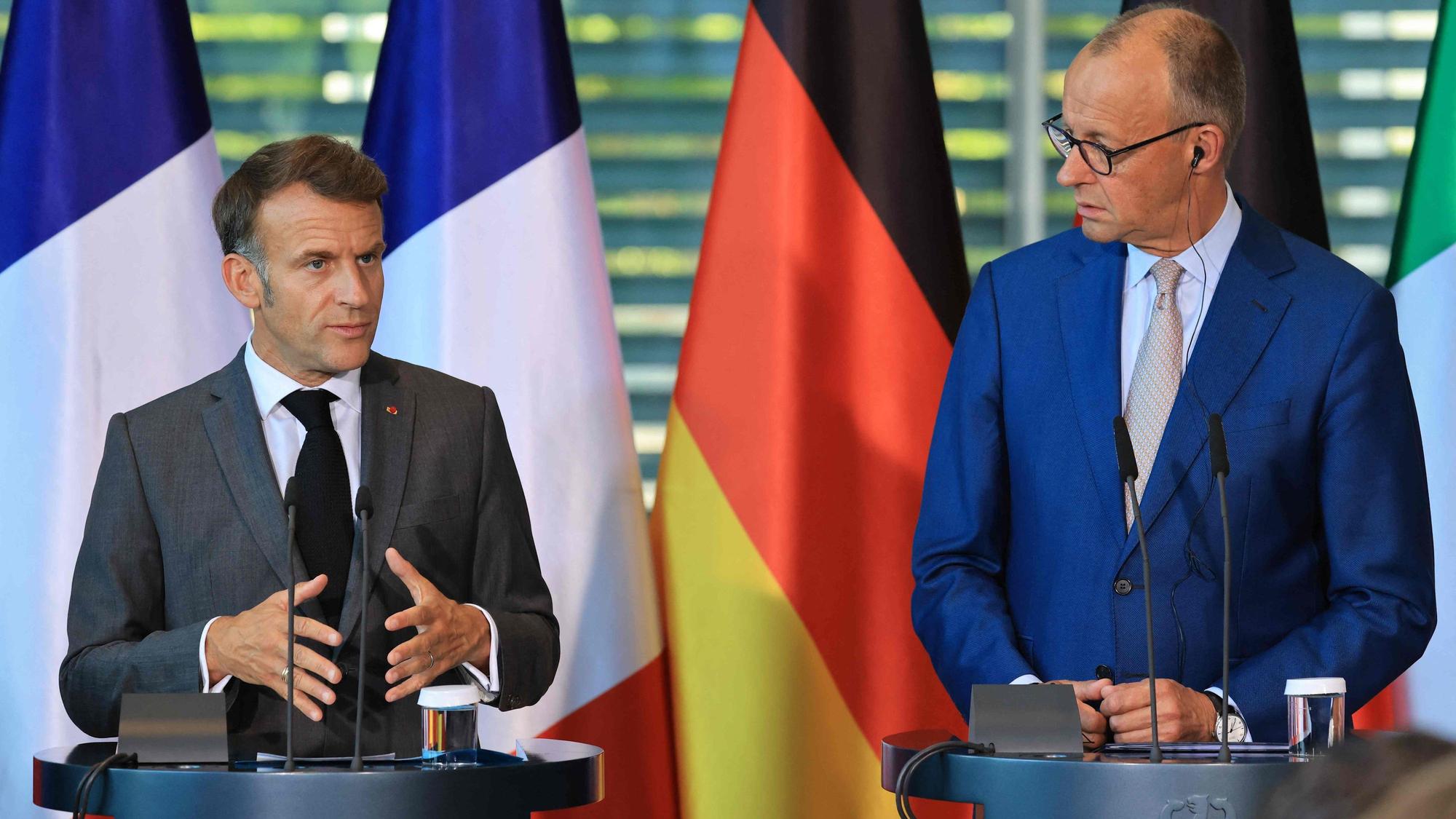 Das Bild zeigt den französischen Staatspräsidenten Emmanuel Macron und Bundeskanzler Friedrich Merz.