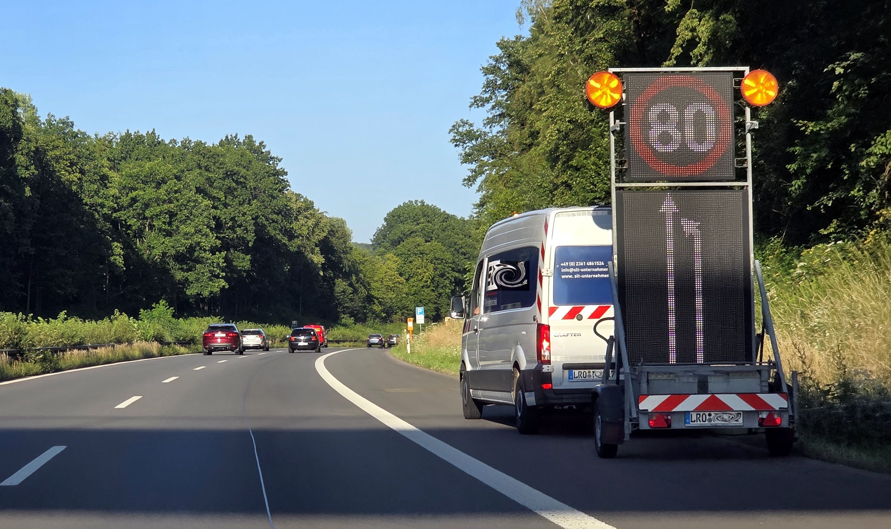 Eine Leuchttafel kündigt eine Fahrstreifensperrung auf der A4 bei Moitzfeld an.