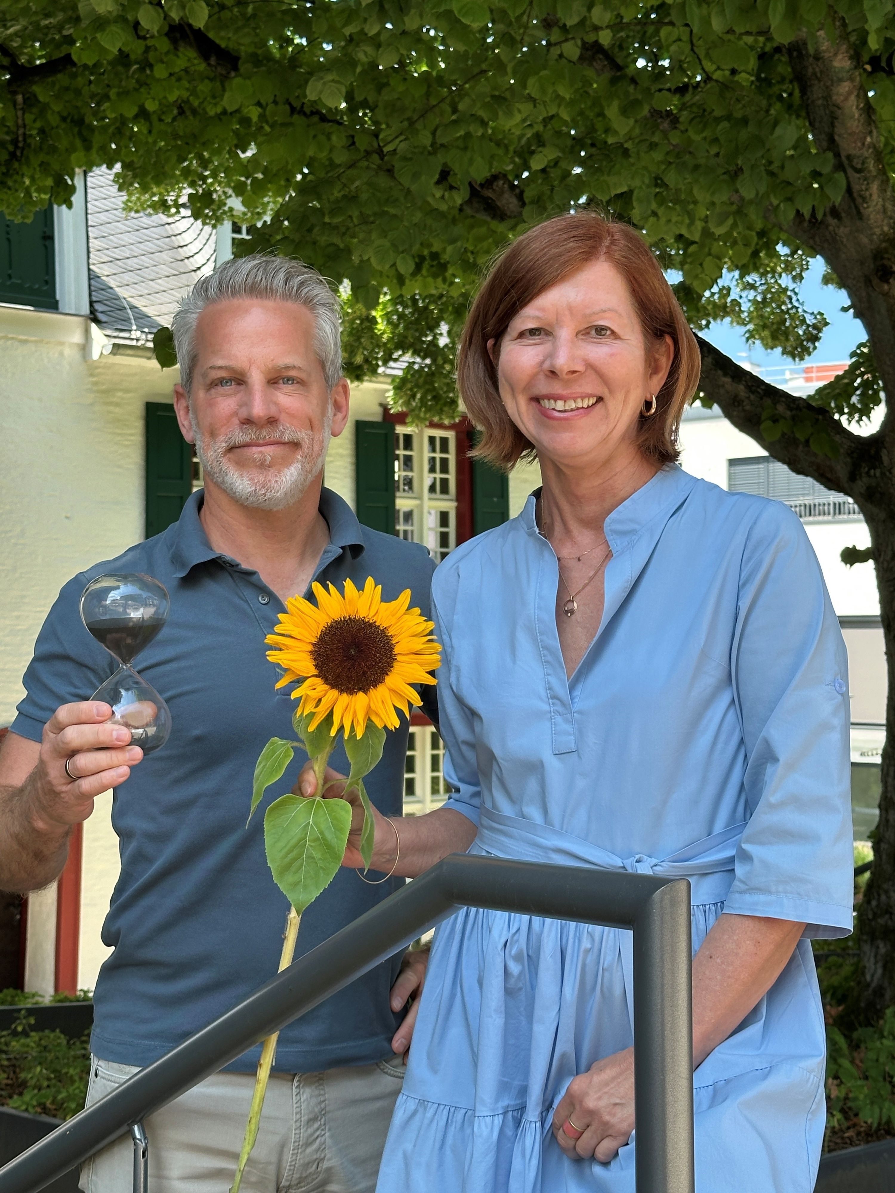Barbara Kutschaty und Fabian Erlhöfer stehen nebeneinander.