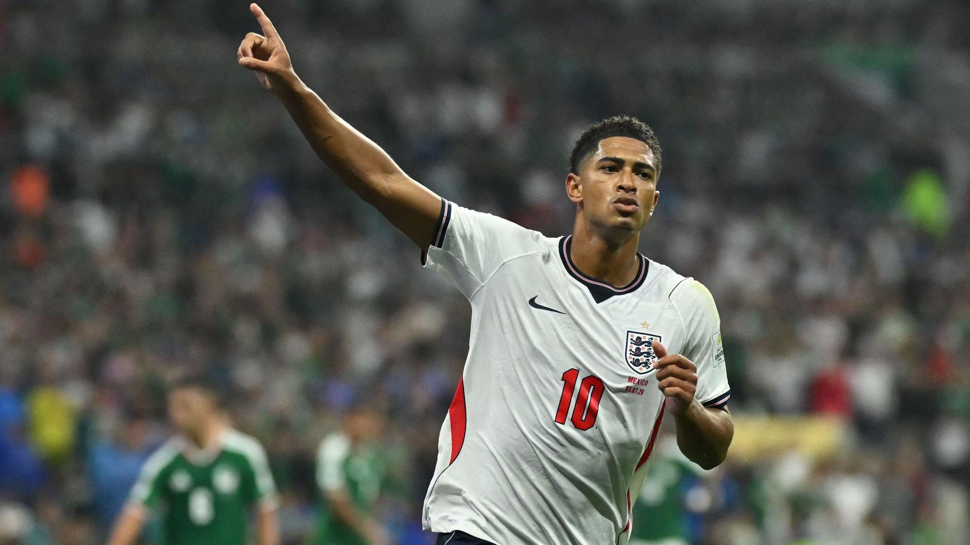 Jude Bellingham im England Trikot auf dem Fußballfeld.