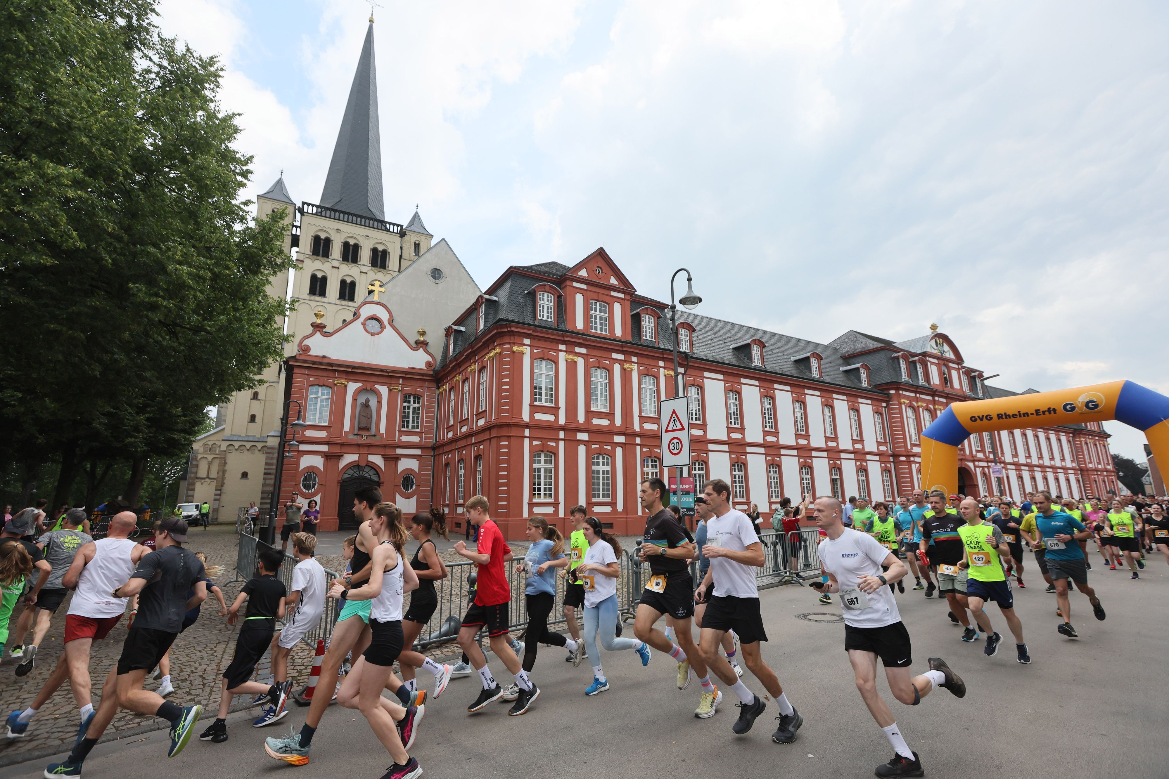 Das Bild zeigt Läufer vor der Abtei Brauweiler.
